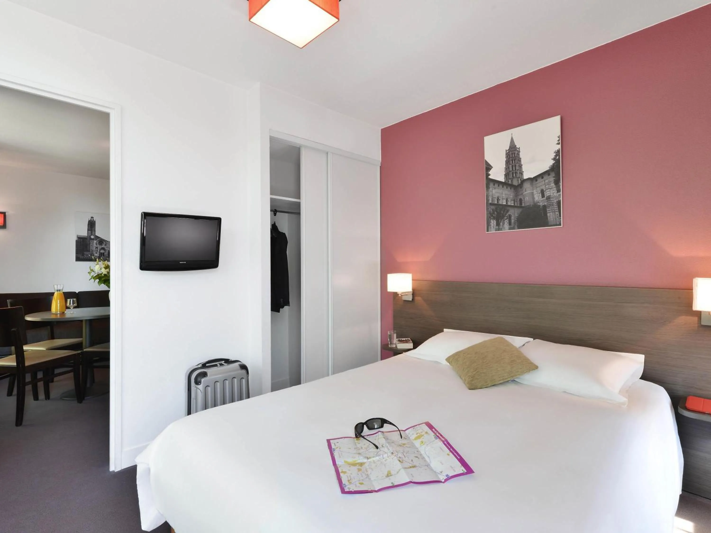 Bedroom, Bed in Aparthotel Adagio Access Toulouse St Cyprien