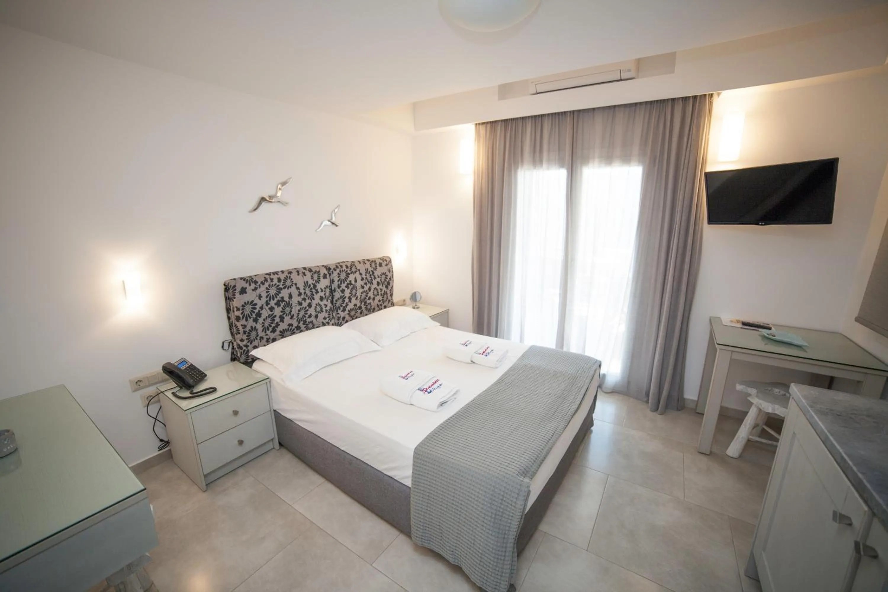 Photo of the whole room, Bed in Skopelitis Village