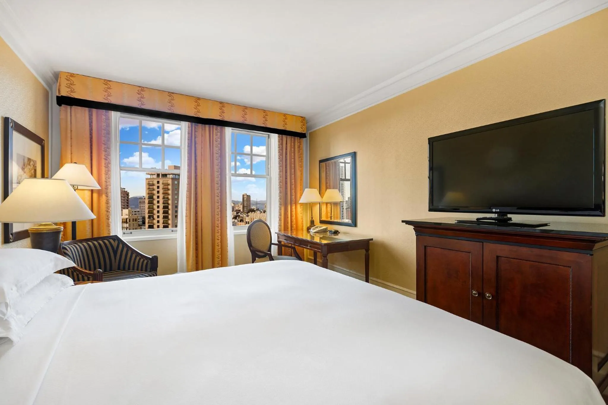 Photo of the whole room, Bed in InterContinental Mark Hopkins San Francisco by IHG