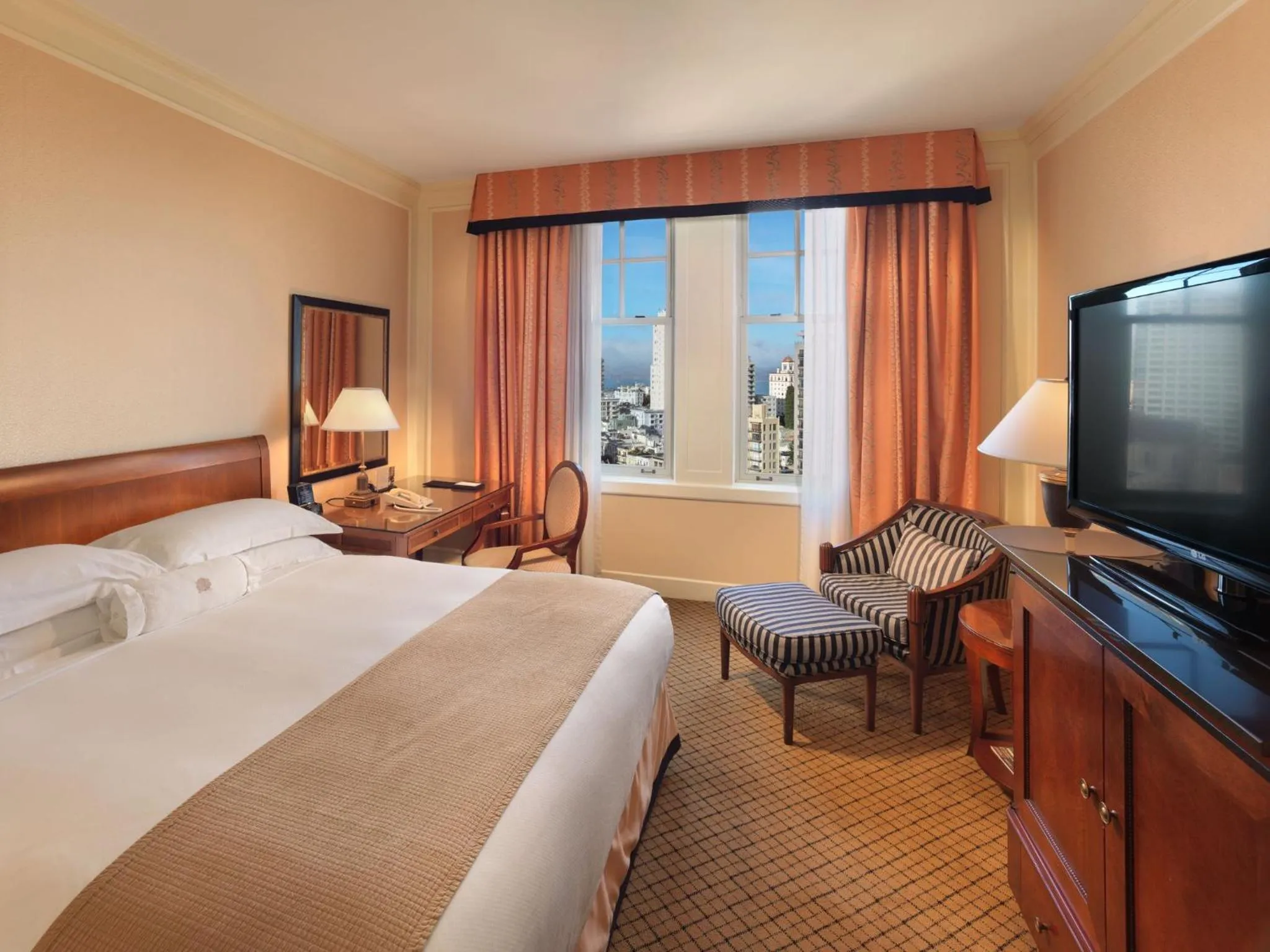 Photo of the whole room, Bed in InterContinental Mark Hopkins San Francisco by IHG