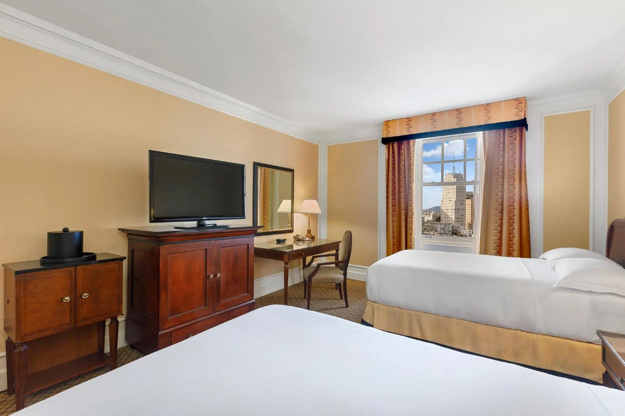 Photo of the whole room, Bed in InterContinental Mark Hopkins San Francisco by IHG