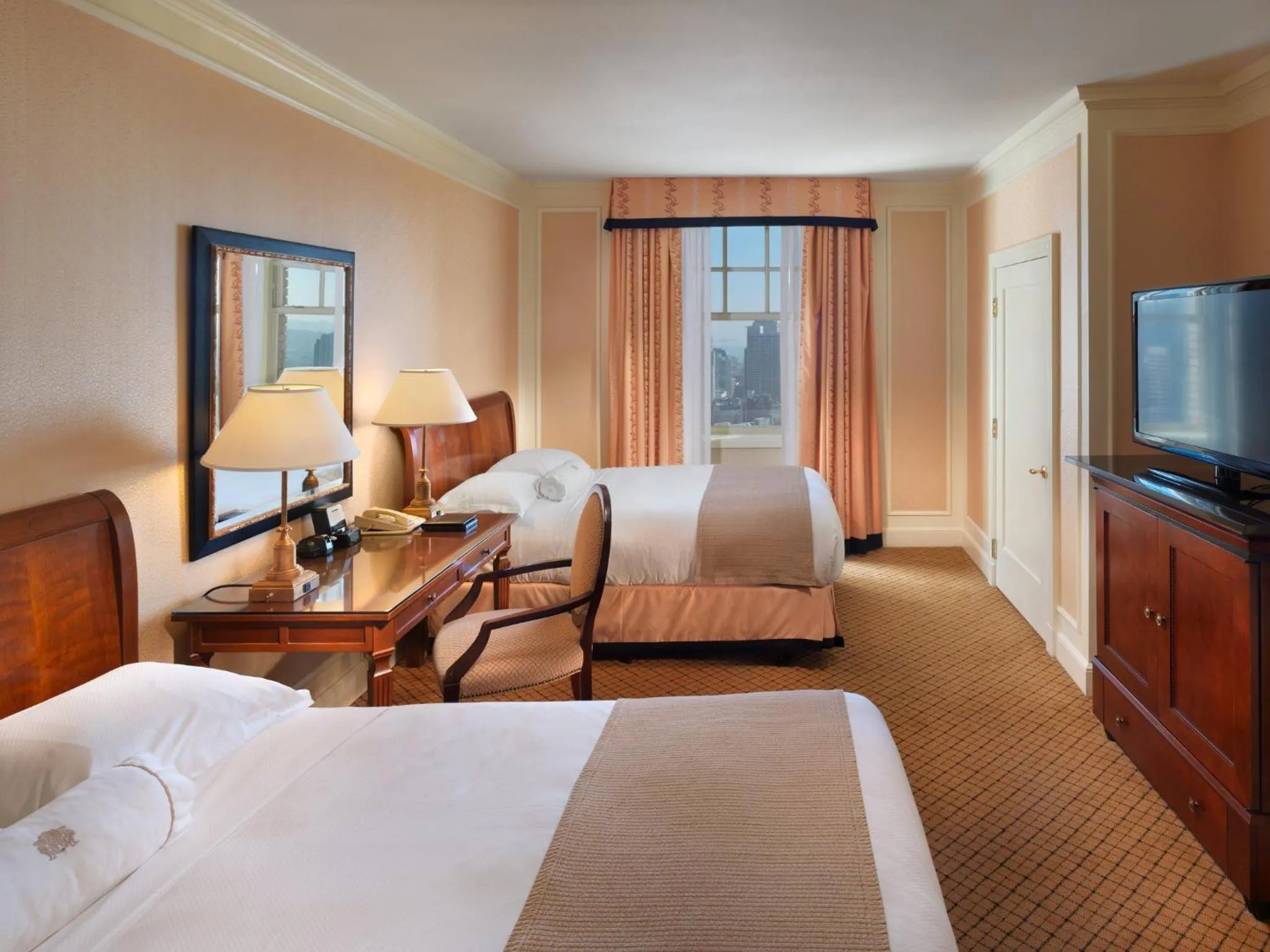Photo of the whole room, Bed in InterContinental Mark Hopkins San Francisco by IHG