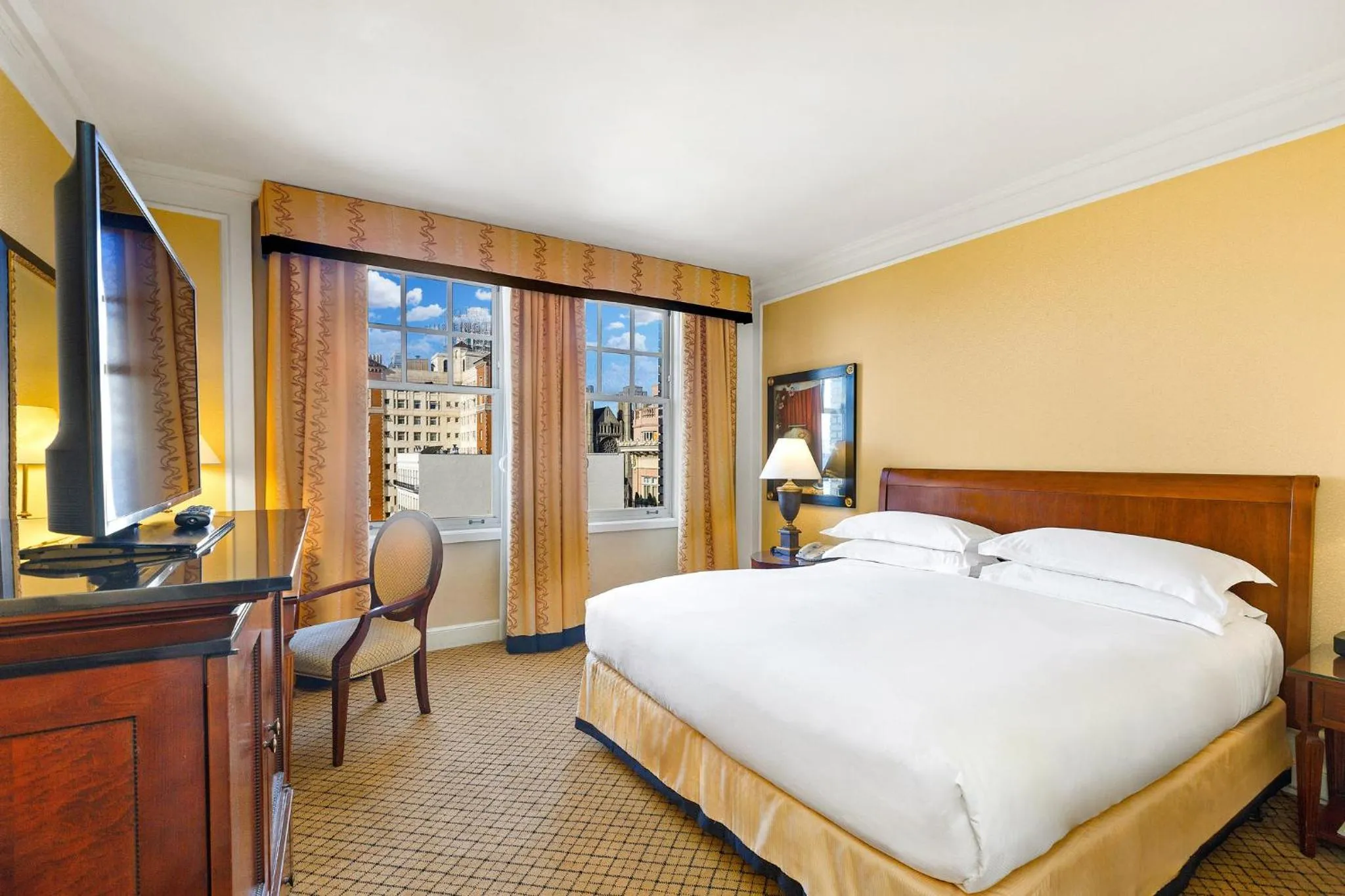 Photo of the whole room, Bed in InterContinental Mark Hopkins San Francisco by IHG