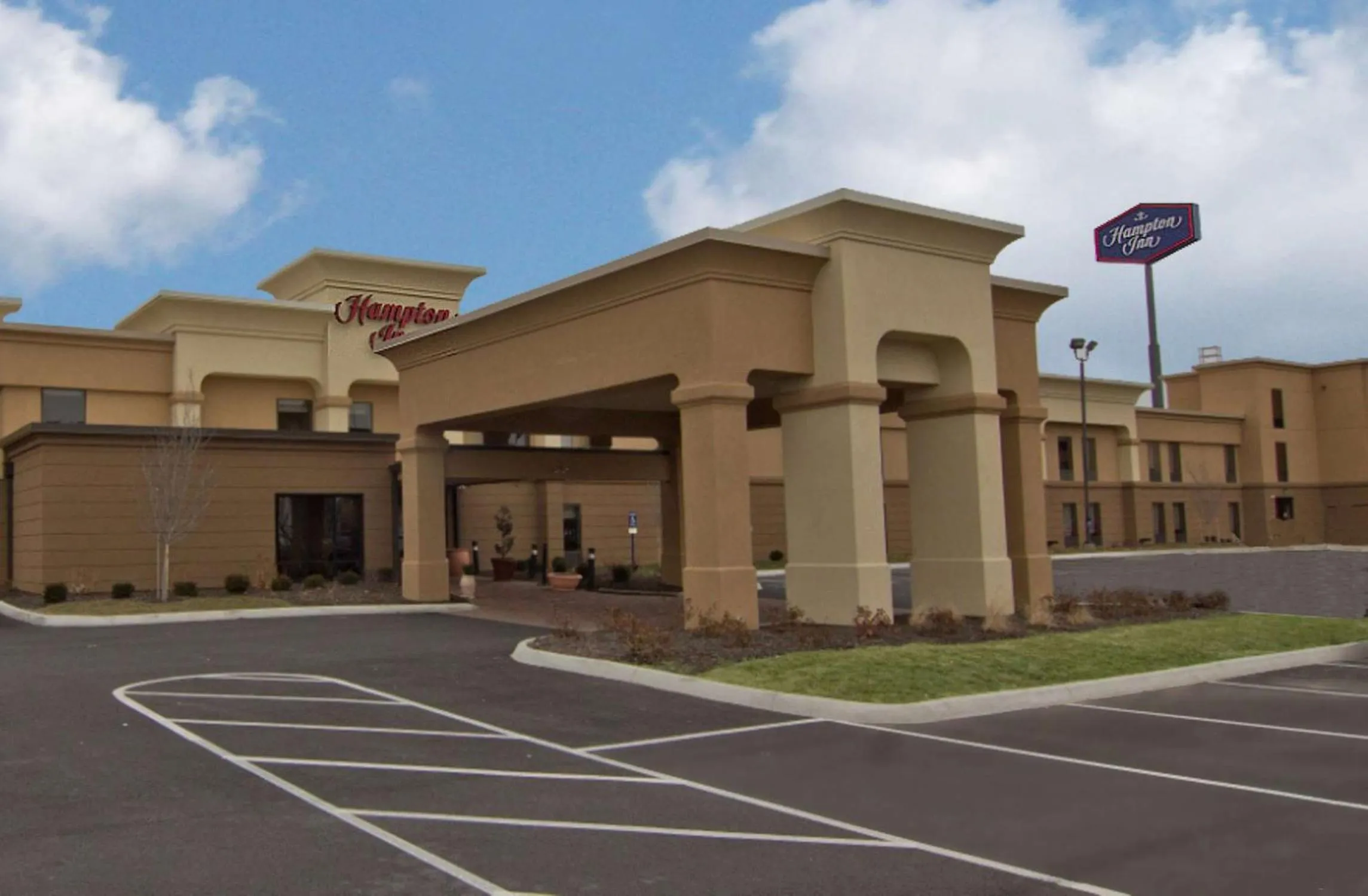 Property building in Hampton Inn Columbus-South