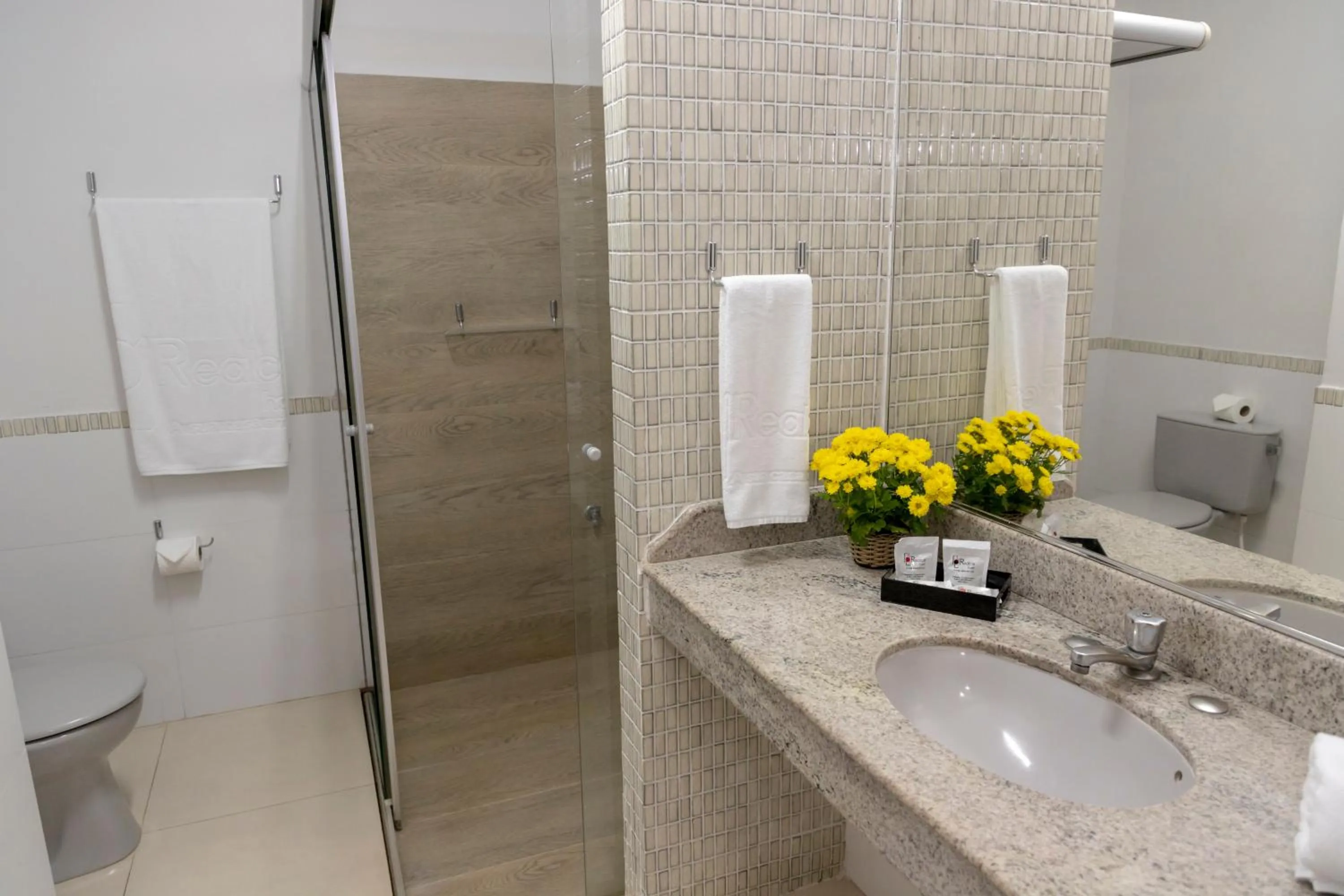 Bathroom in Realce Hotel