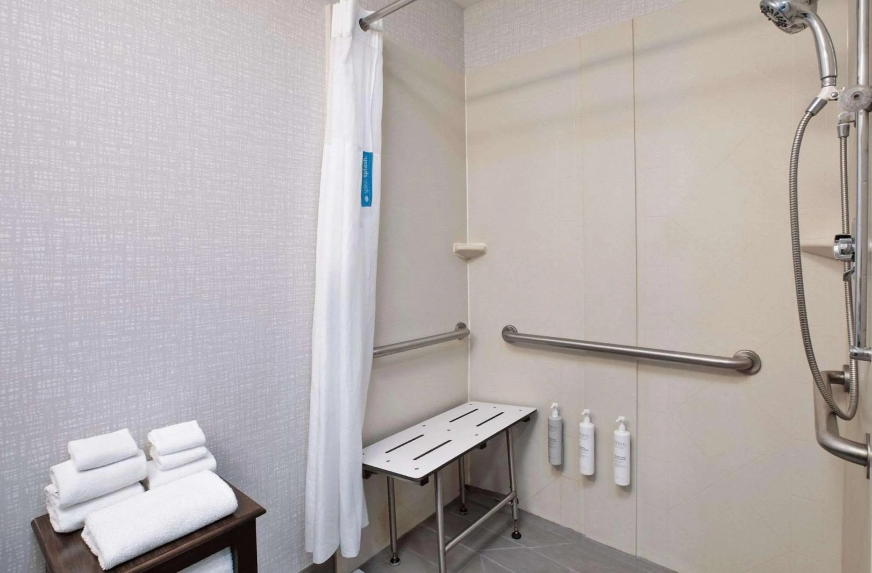 Bathroom in Hampton Inn Cincinnati Northwest Fairfield