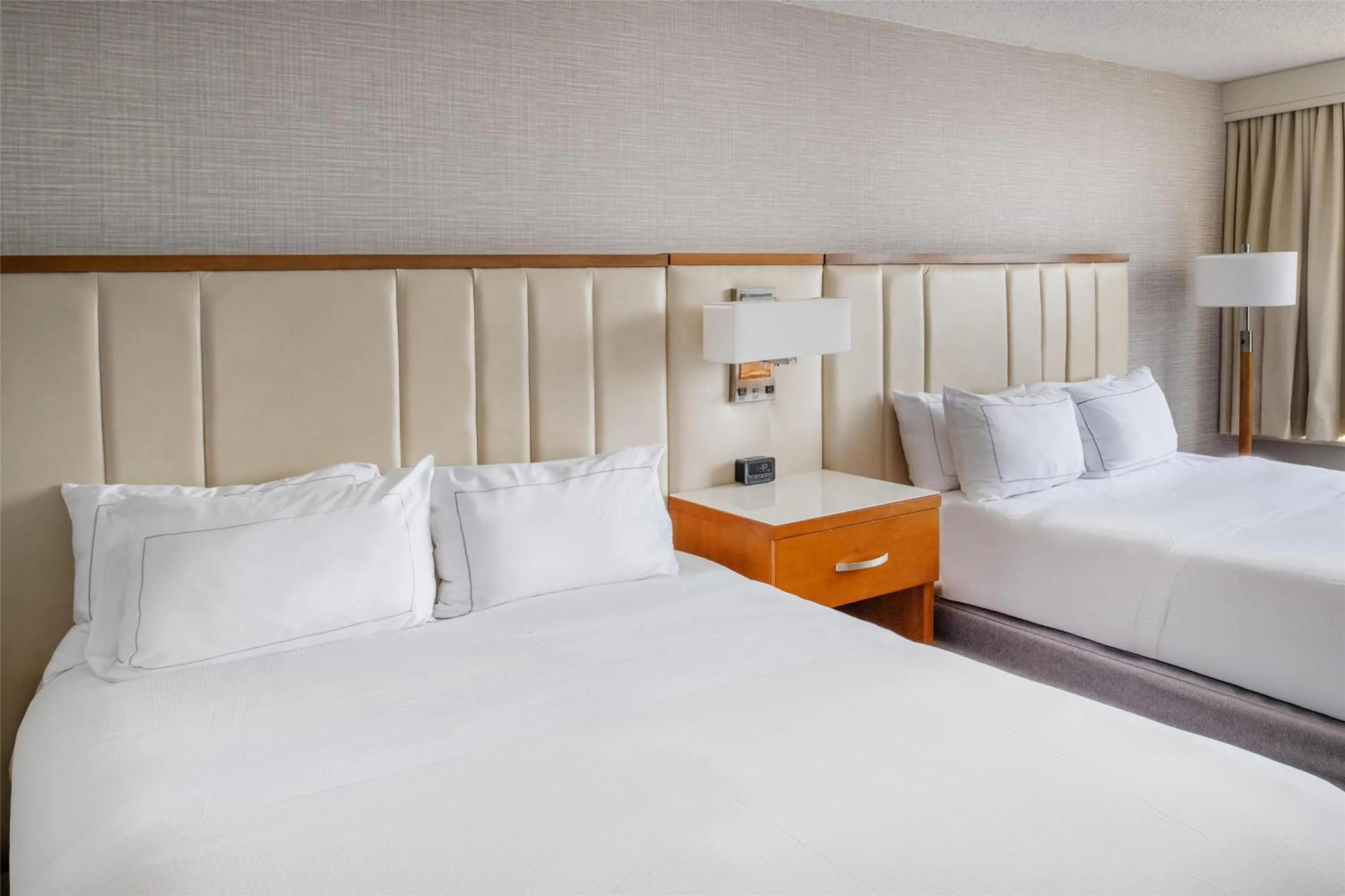 Bed in Hilton St. Louis at the Ballpark