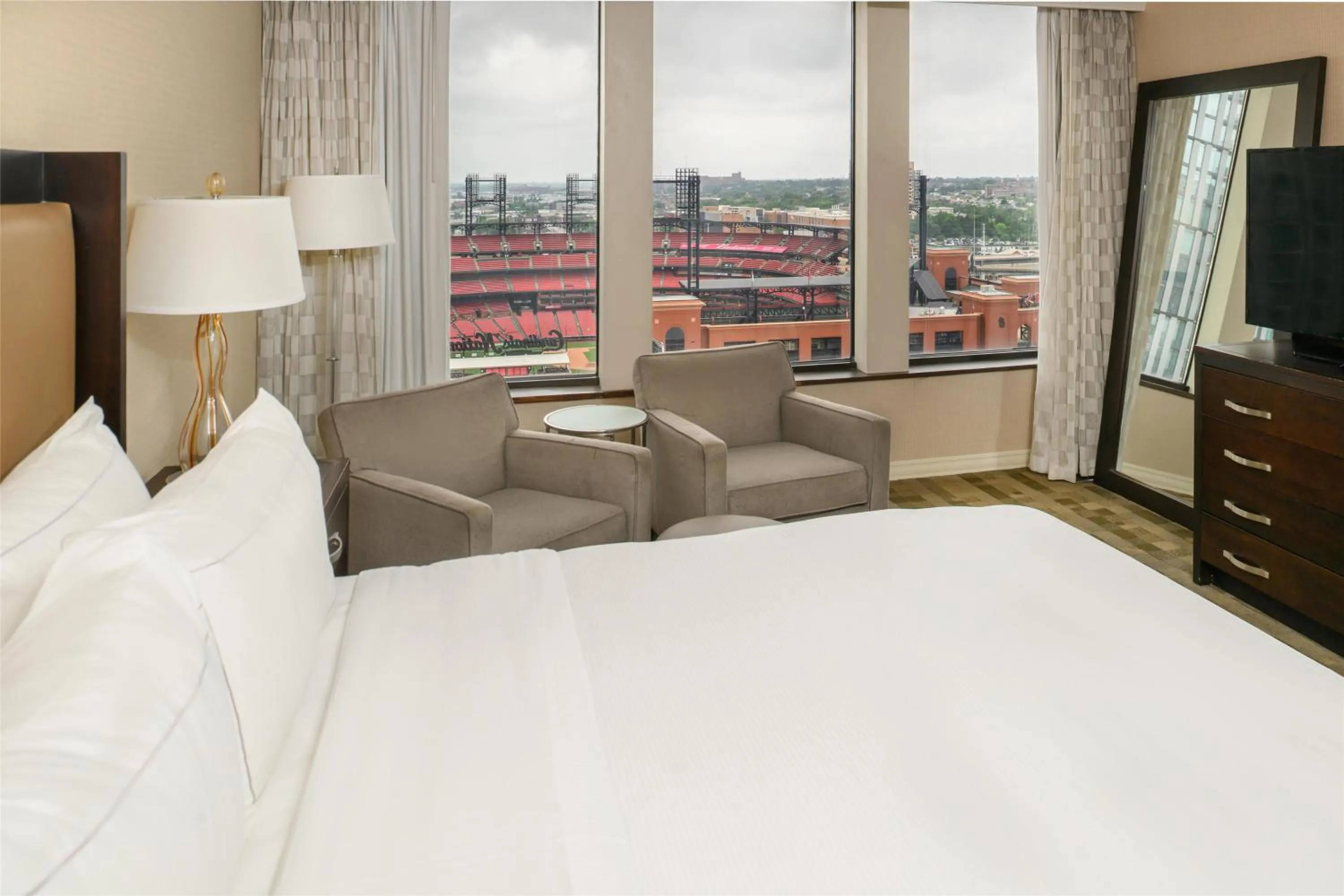 Bed in Hilton St. Louis at the Ballpark
