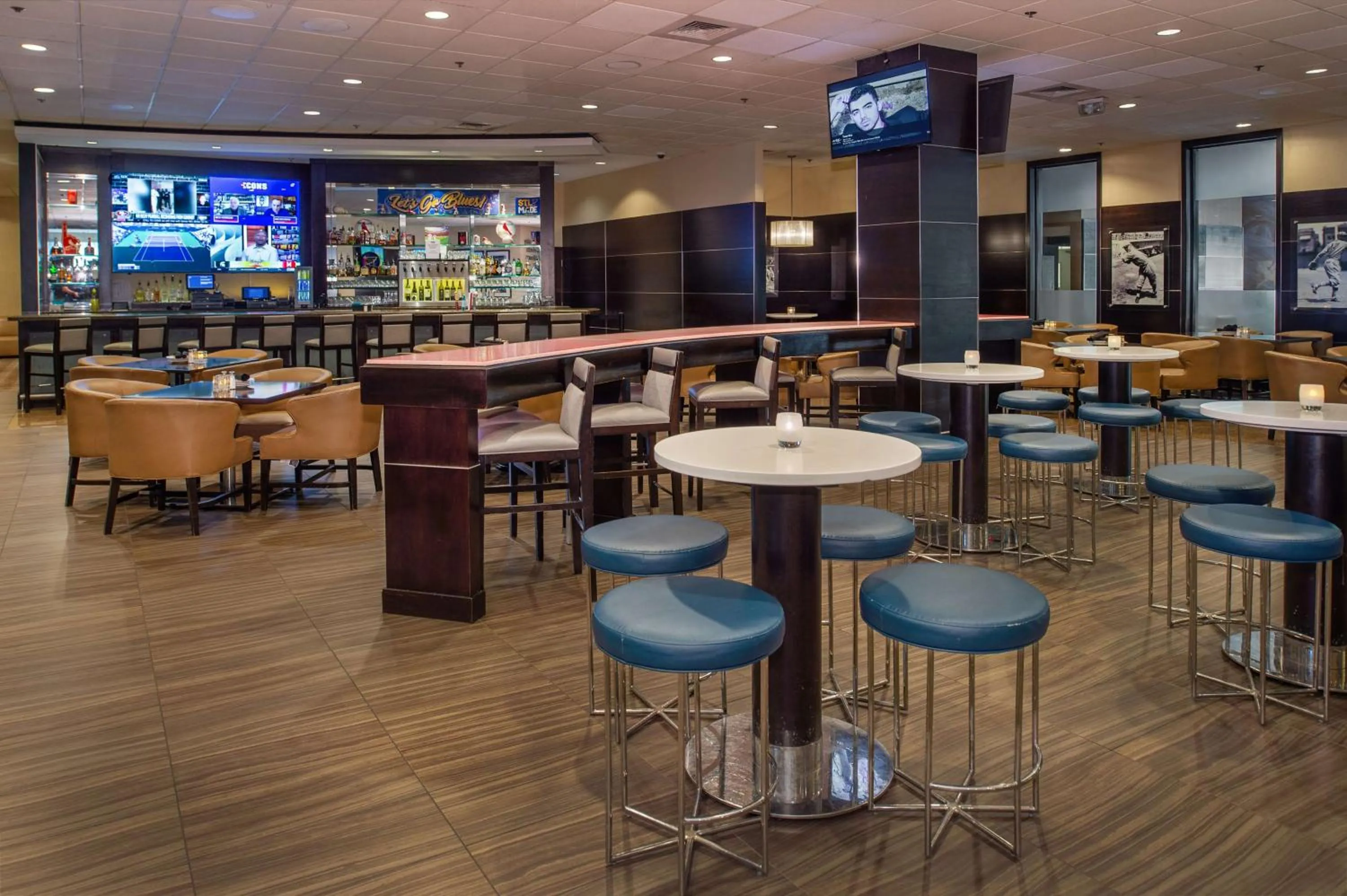 Restaurant/places to eat in Hilton St. Louis at the Ballpark