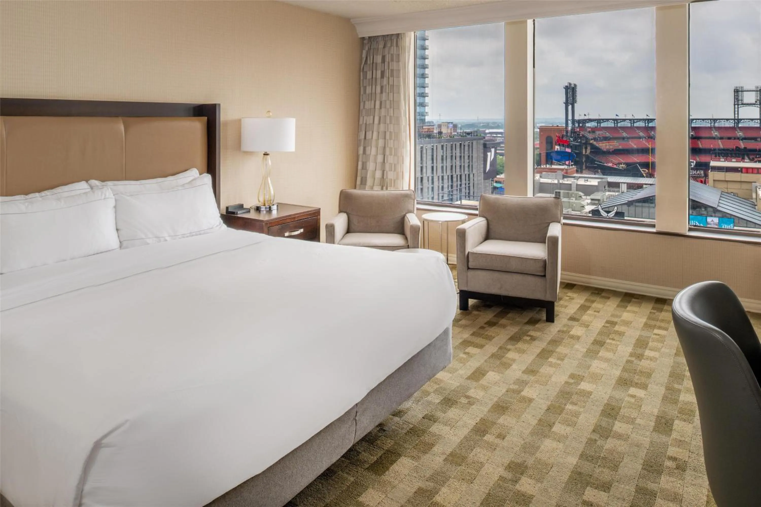 Bed in Hilton St. Louis at the Ballpark