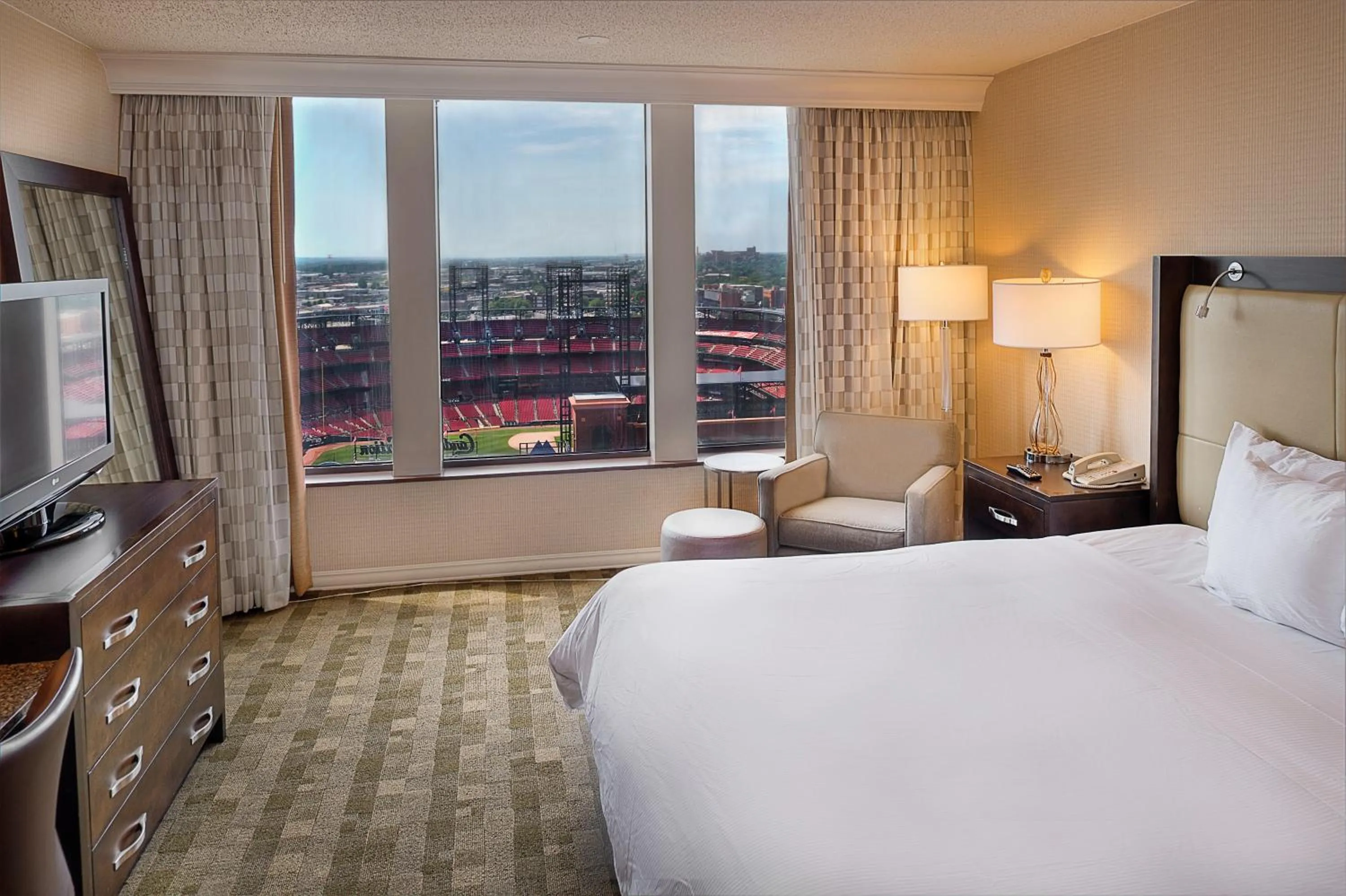 Bedroom, Bed in Hilton St. Louis at the Ballpark