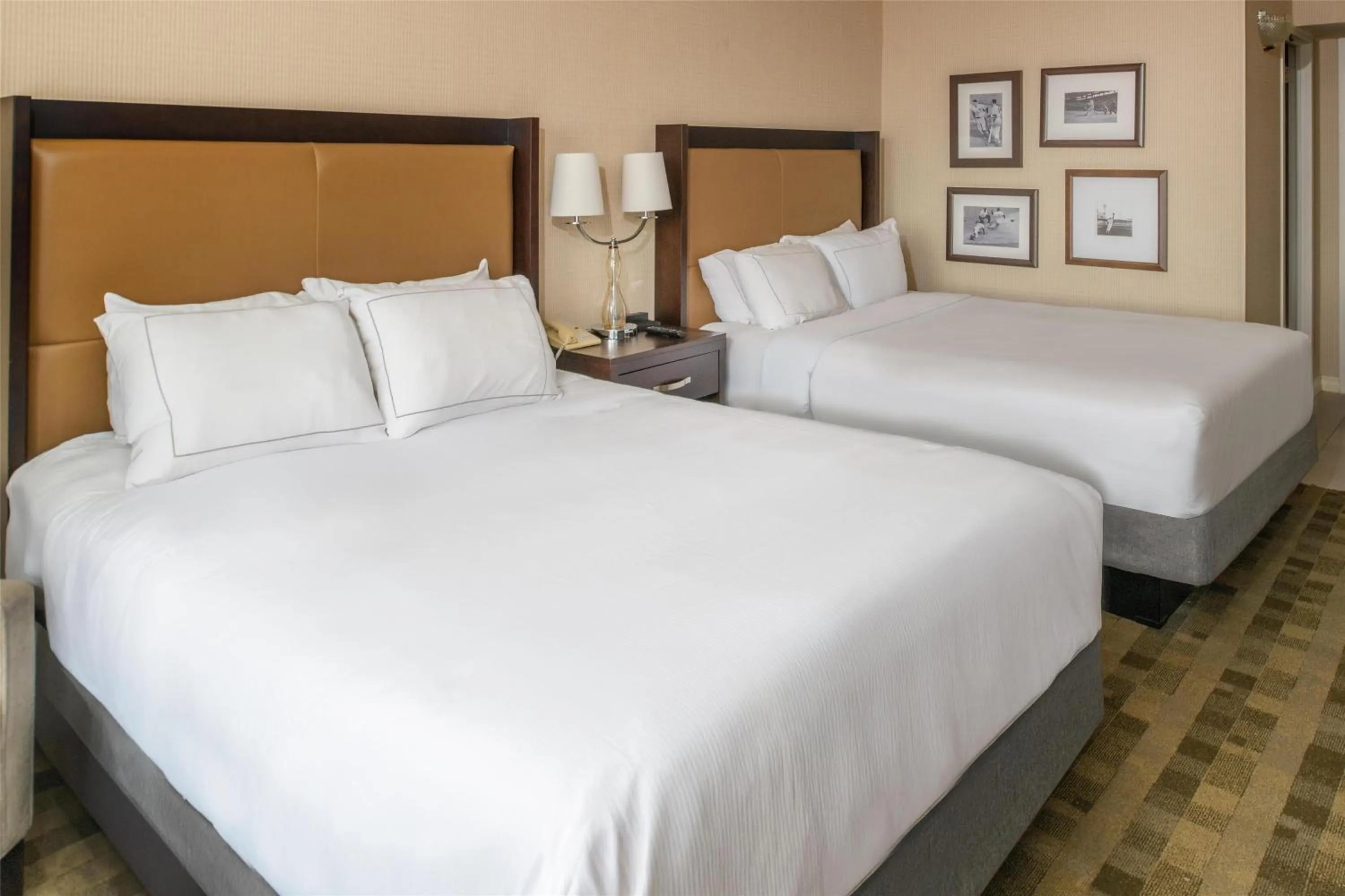 Bed in Hilton St. Louis at the Ballpark