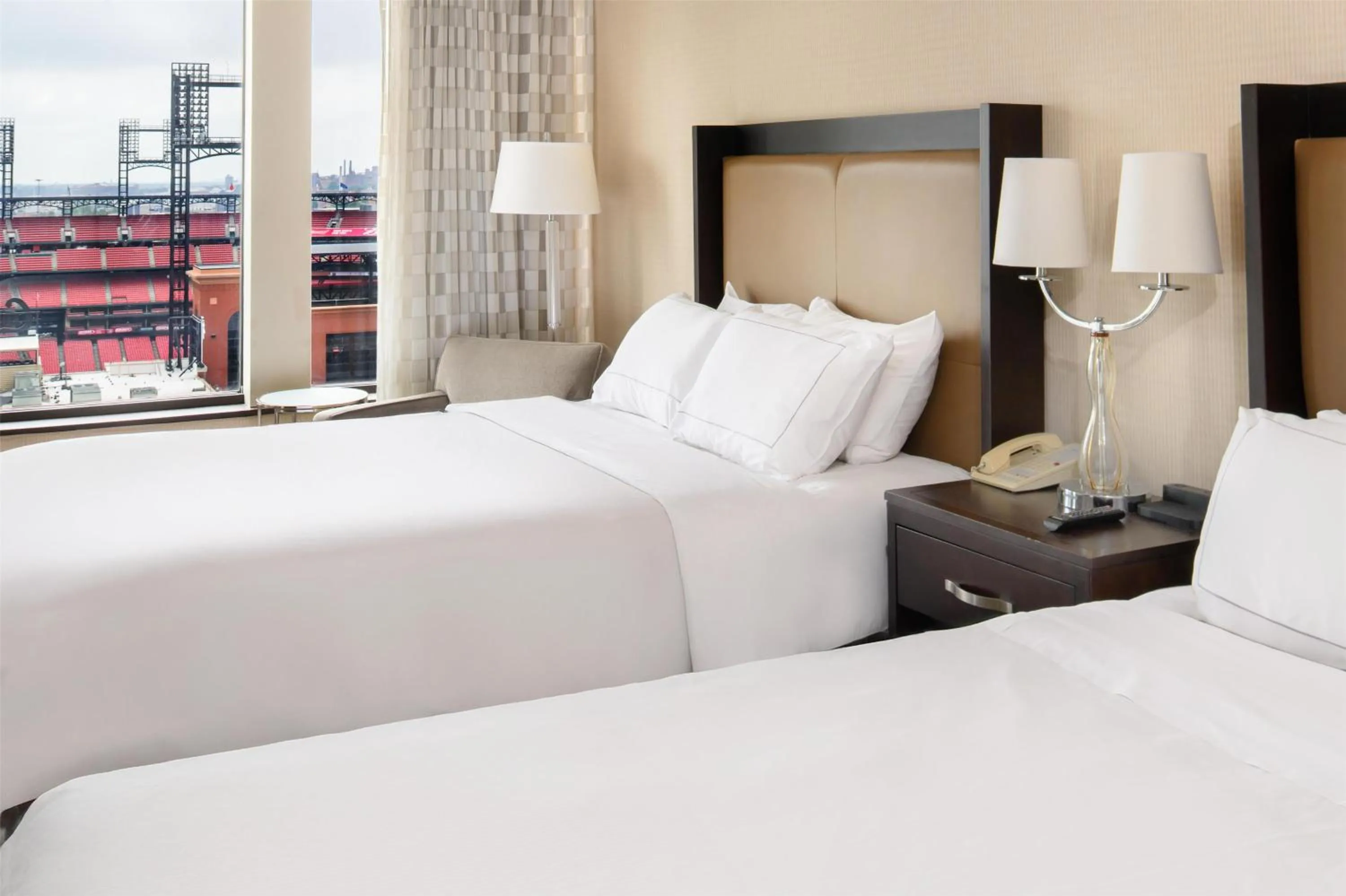 Bed in Hilton St. Louis at the Ballpark