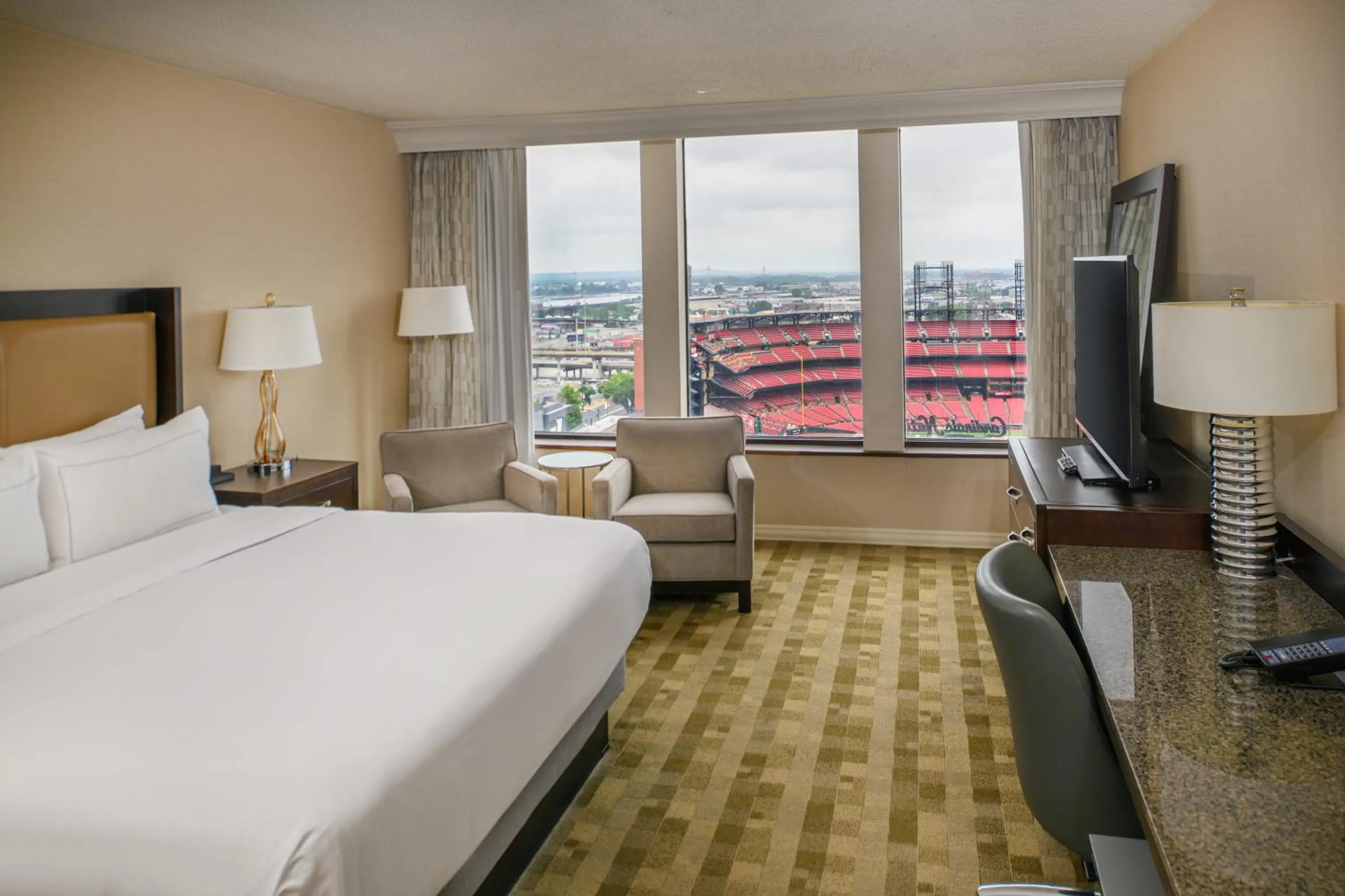 Bedroom, Bed in Hilton St. Louis at the Ballpark