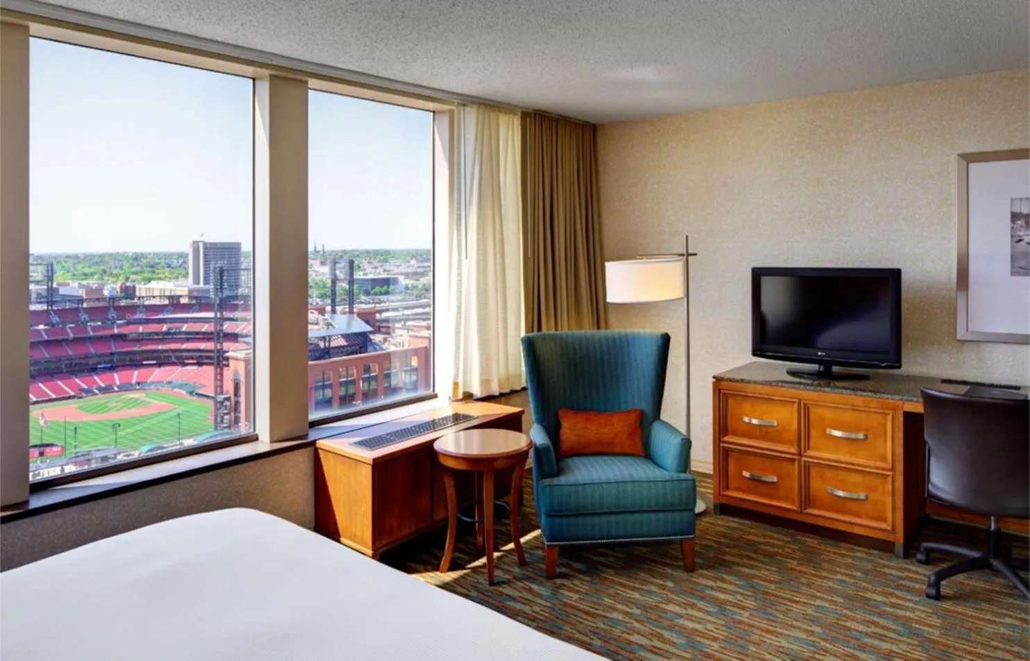 View (from property/room), Bed in Hilton St. Louis at the Ballpark