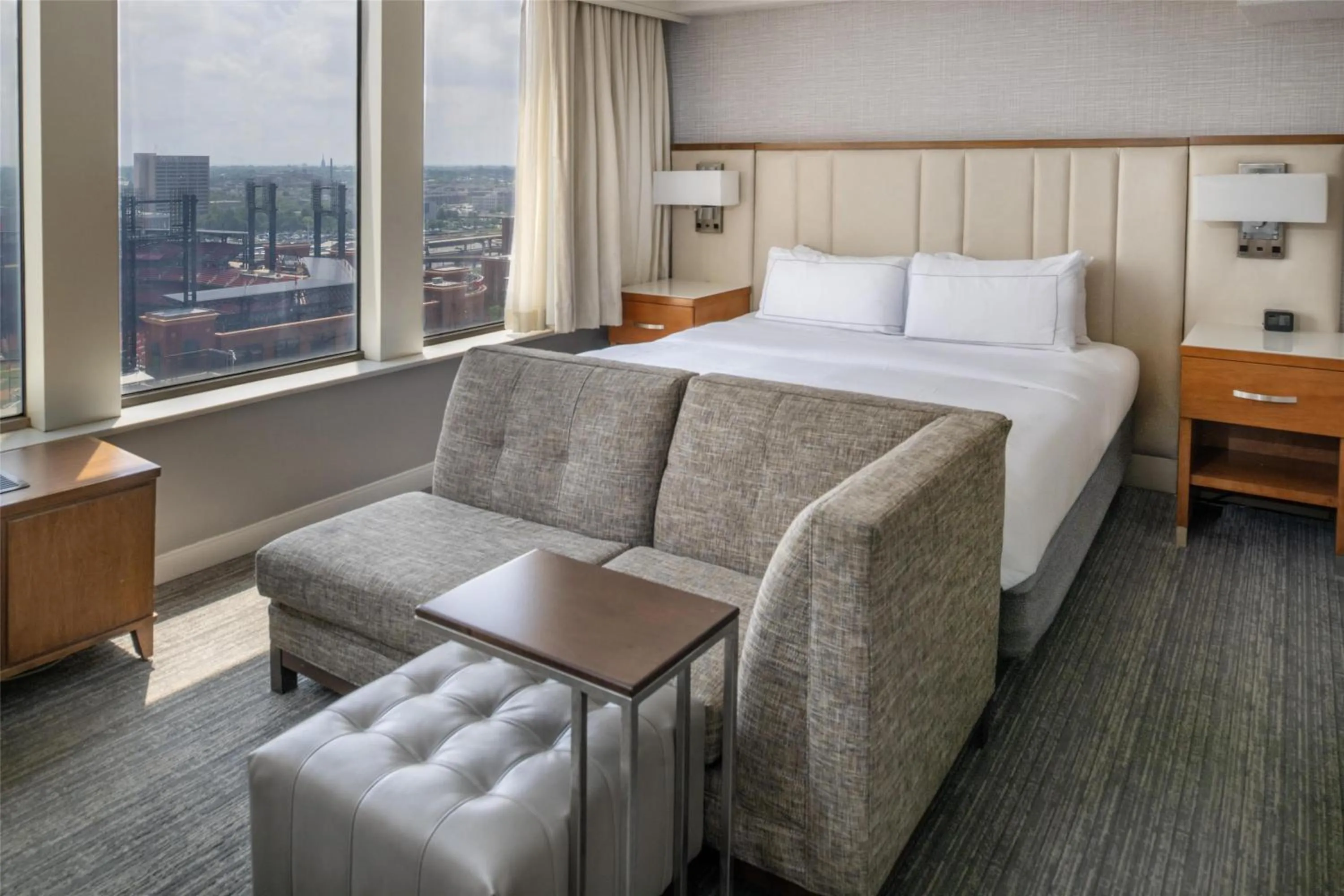 Living room, Bed in Hilton St. Louis at the Ballpark
