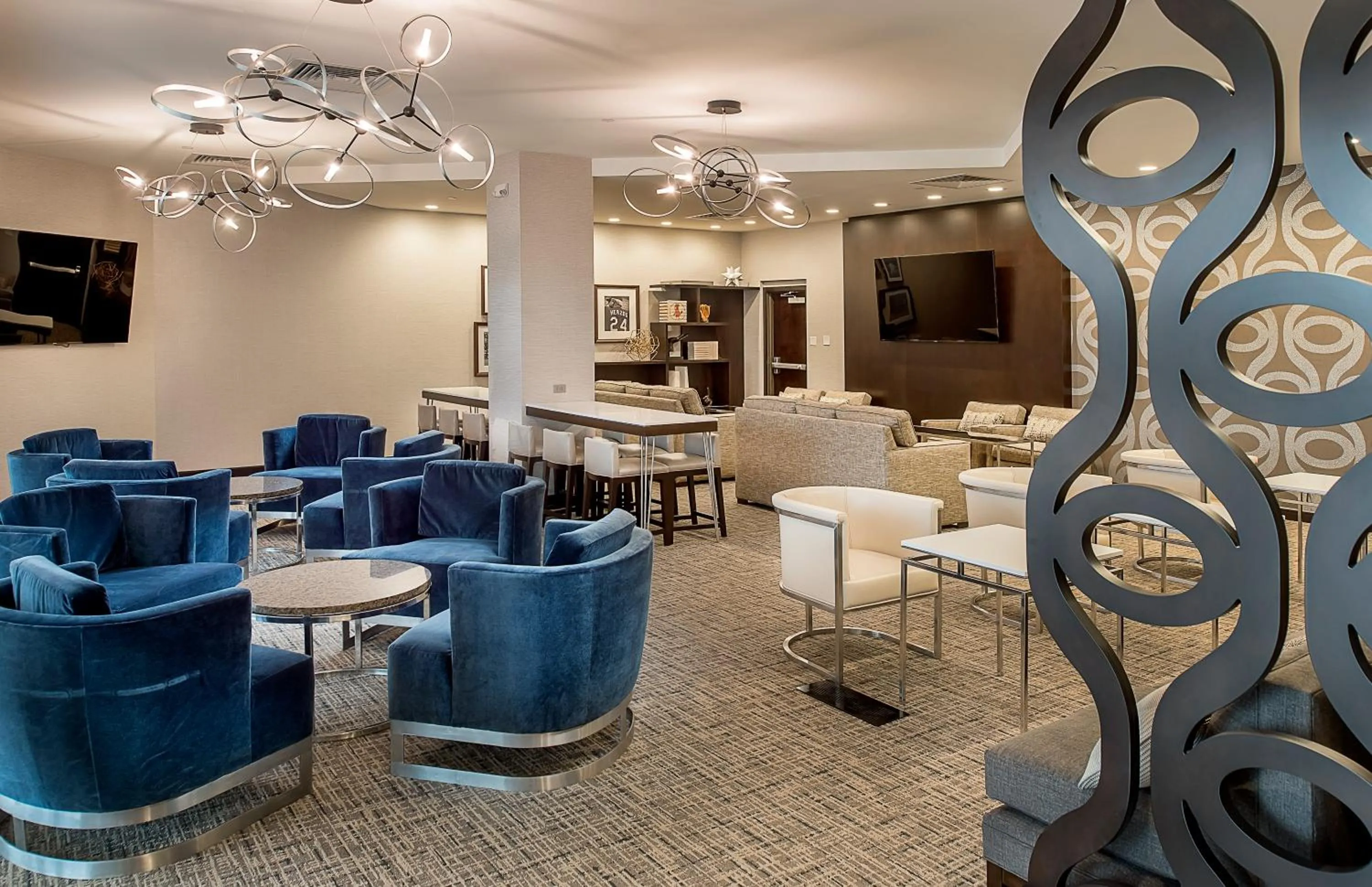 Lounge or bar in Hilton St. Louis at the Ballpark