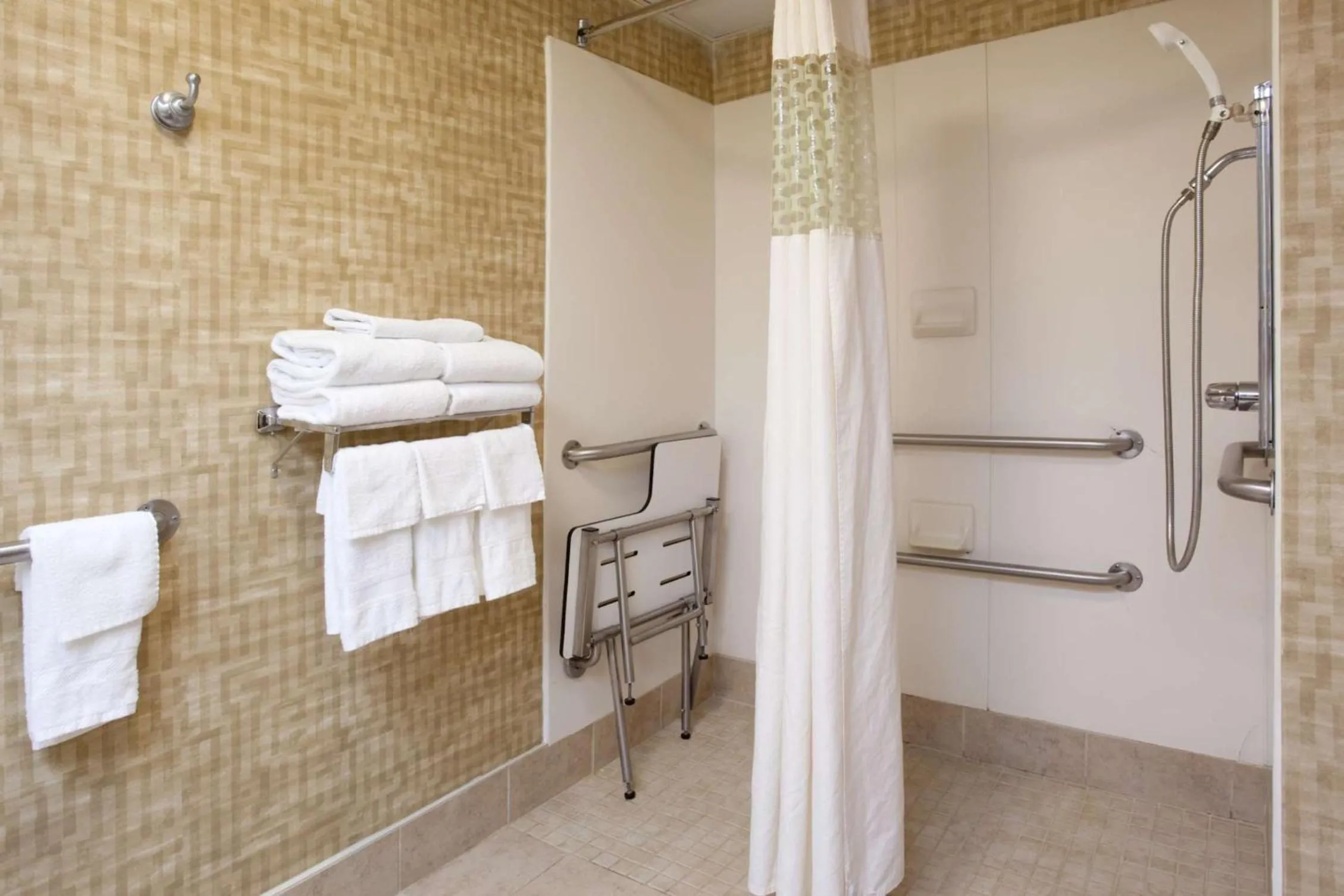 Bathroom in Hampton Inn Cincinnati Kings Island