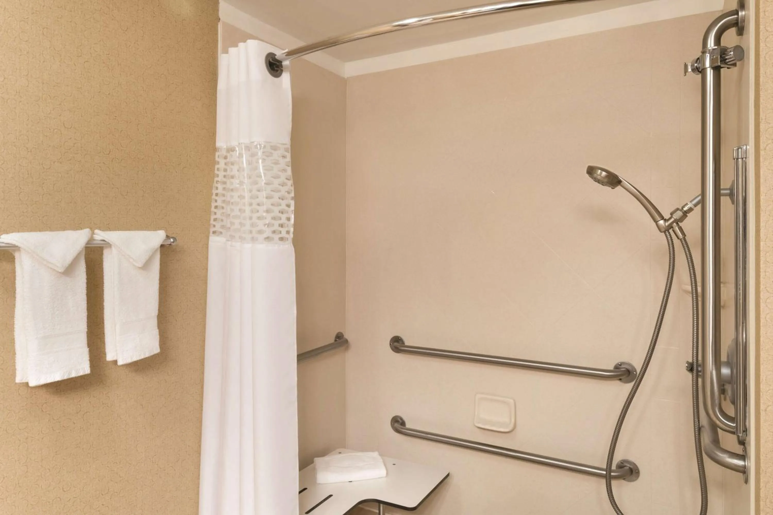 Bathroom in Hampton Inn Cincinnati Kings Island