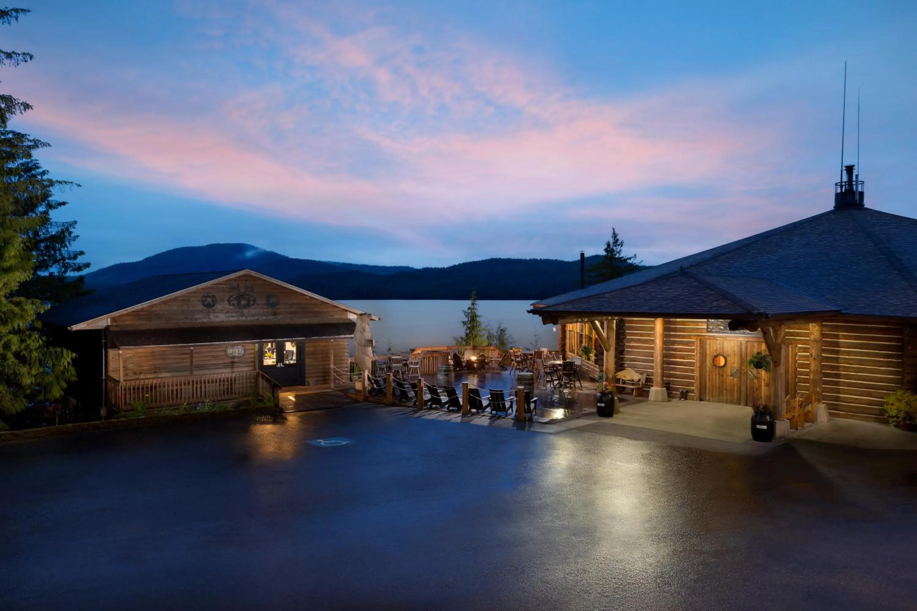 Evening entertainment in Salmon Falls Resort