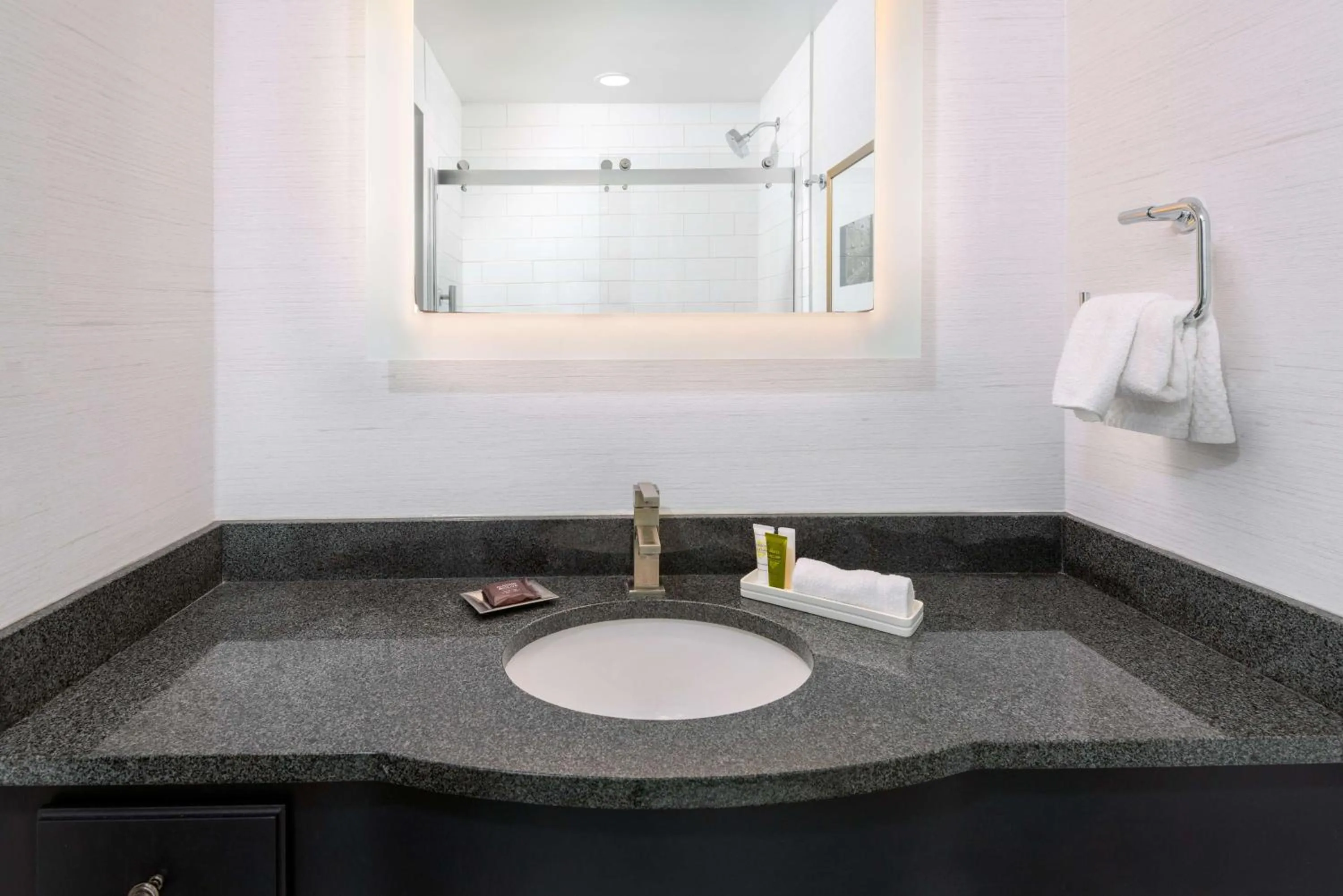 Bathroom in Hilton Pennywell St Louis at the Arch