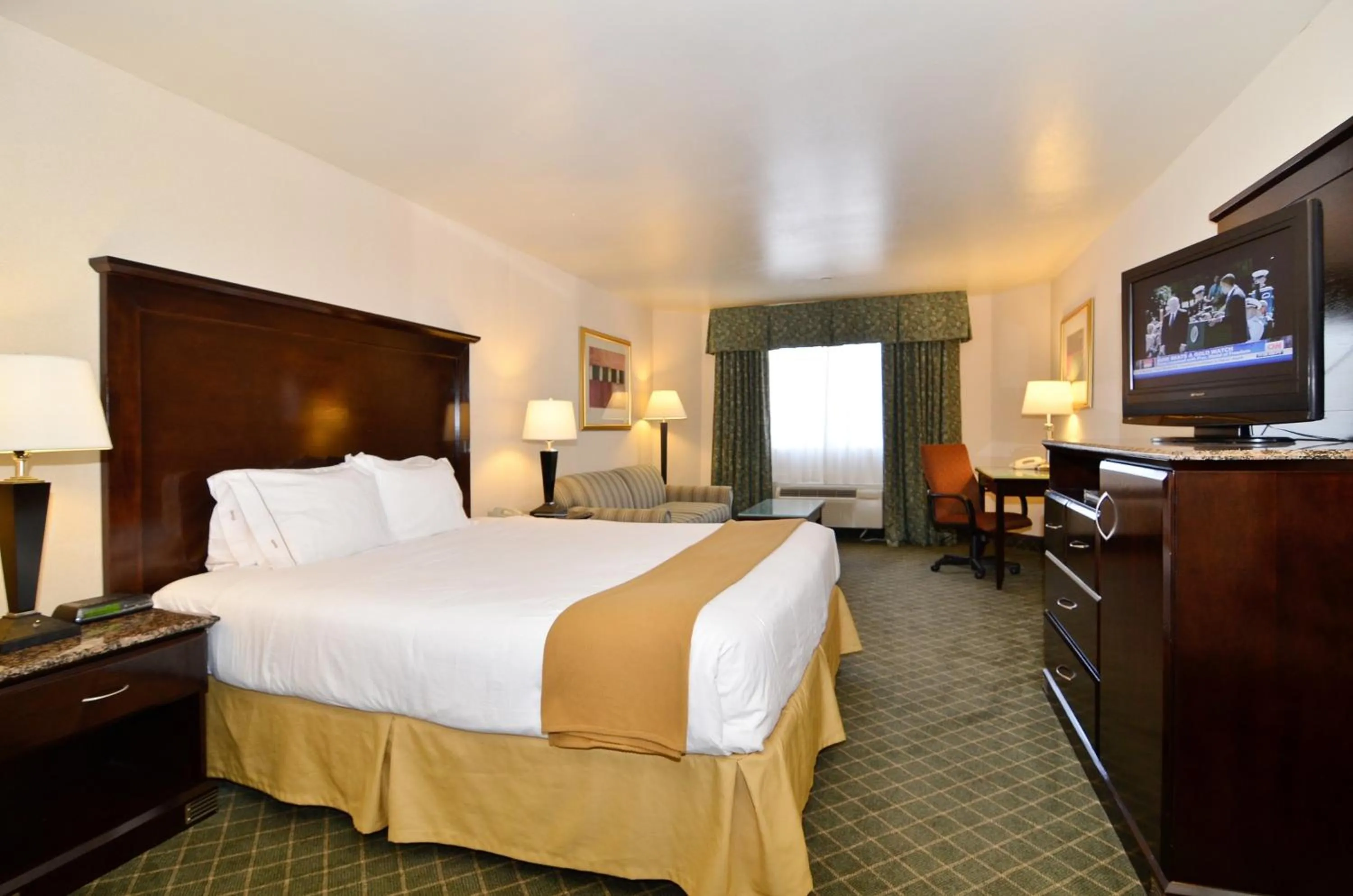 Photo of the whole room, Bed in Holiday Inn Express Mira Mesa San Diego by IHG