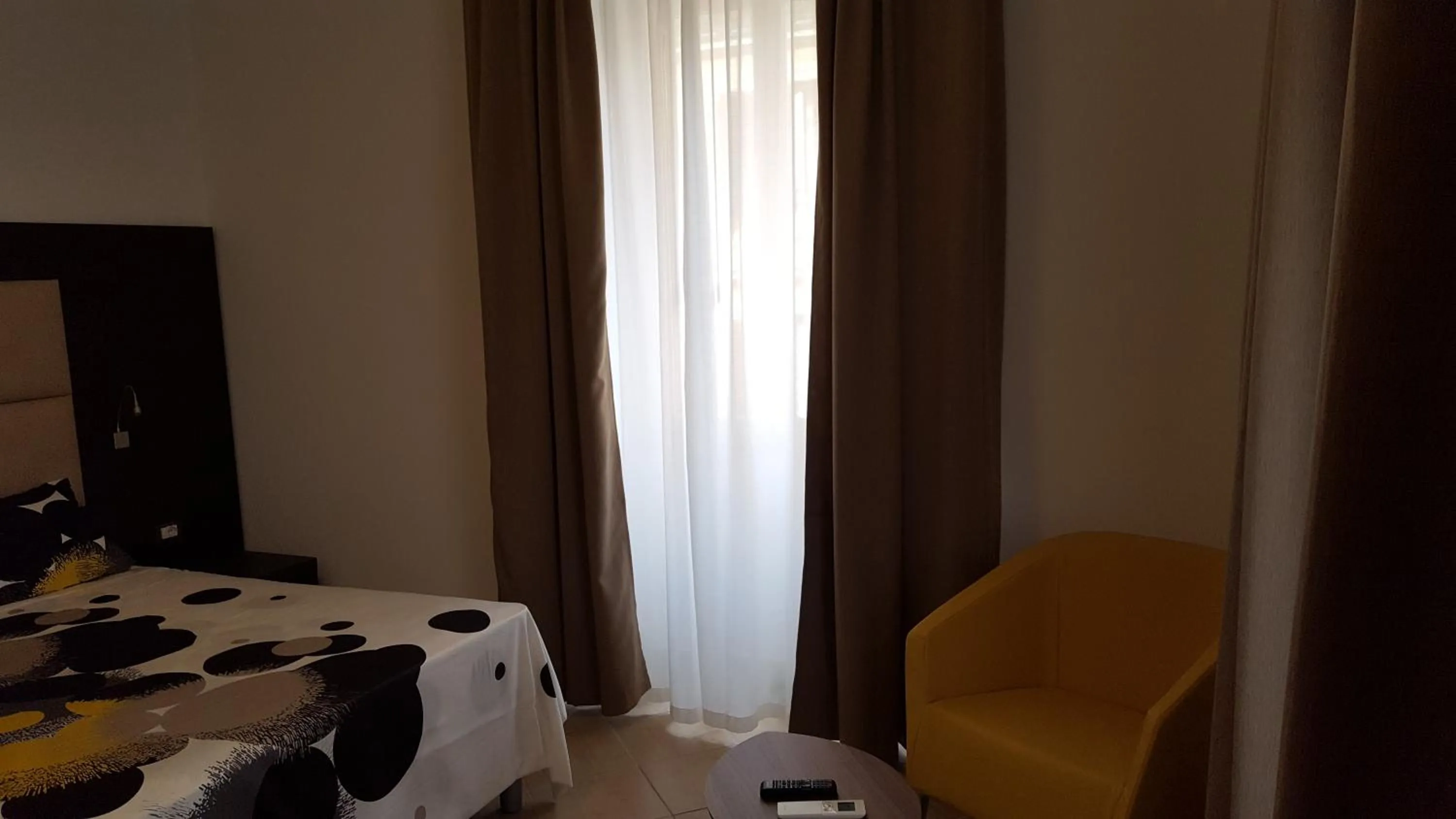 Decorative detail, Bed in Una Finestra su Monti