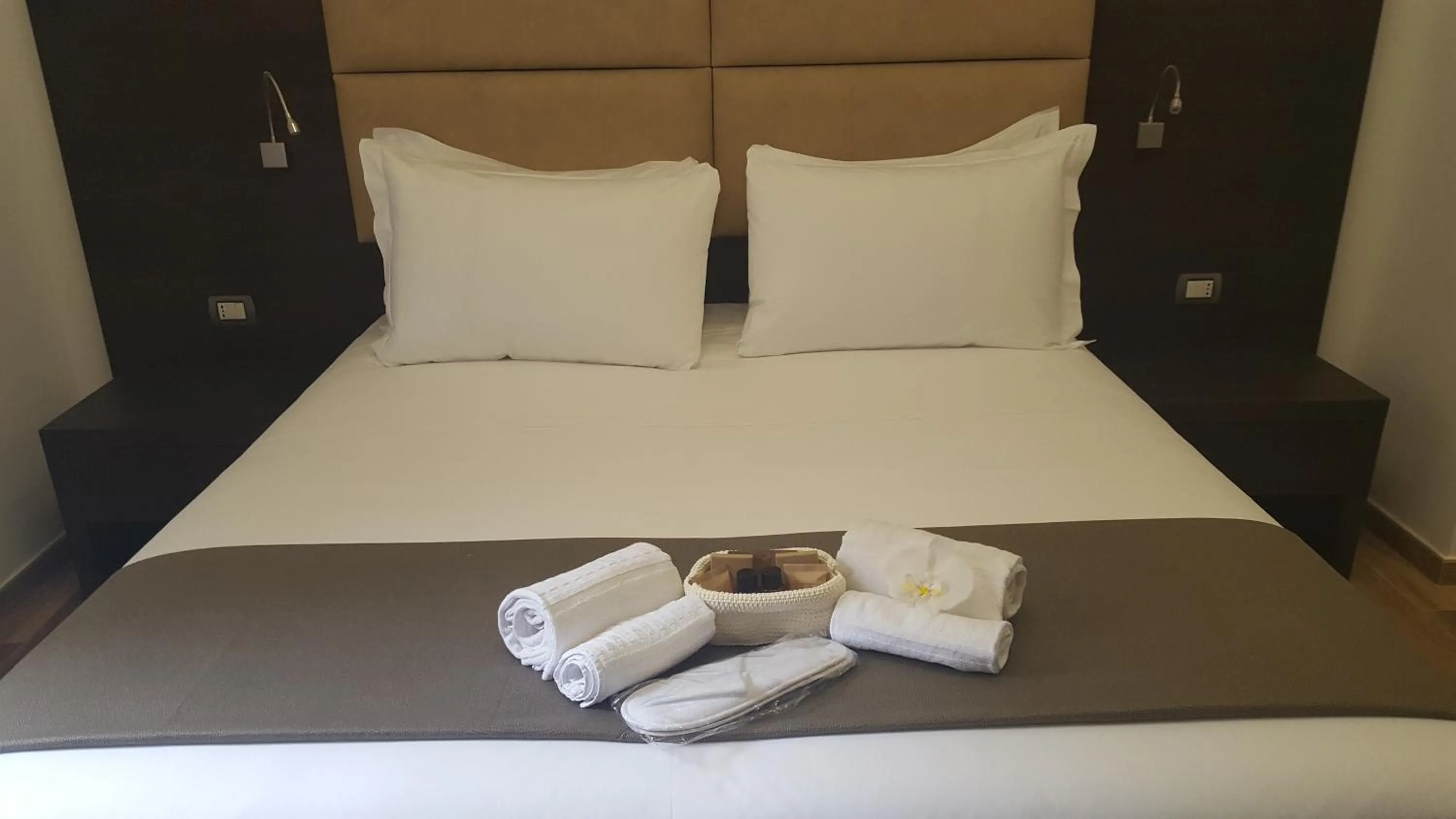 Decorative detail, Bed in Una Finestra su Monti