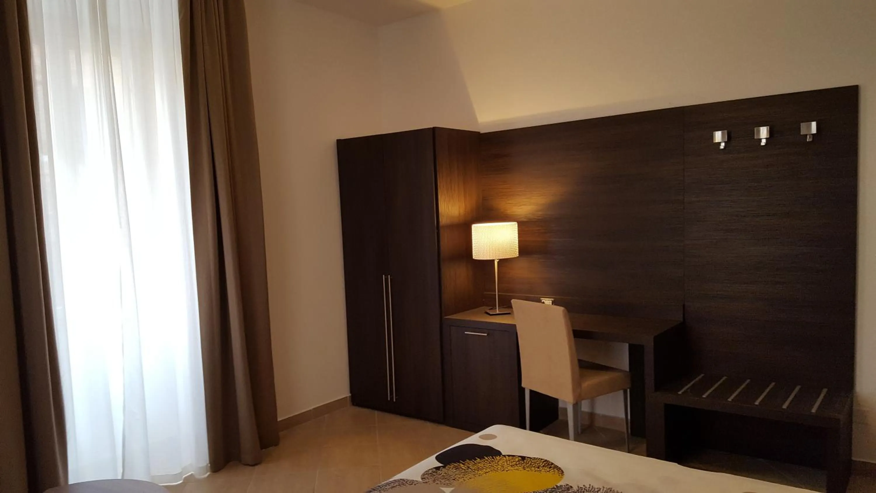 Seating area, Bed in Una Finestra su Monti