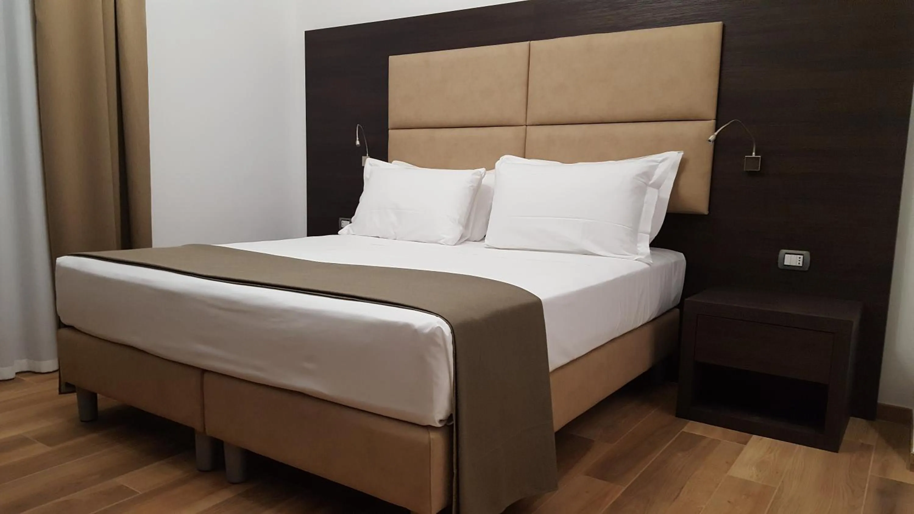 Bedroom, Bed in Una Finestra su Monti