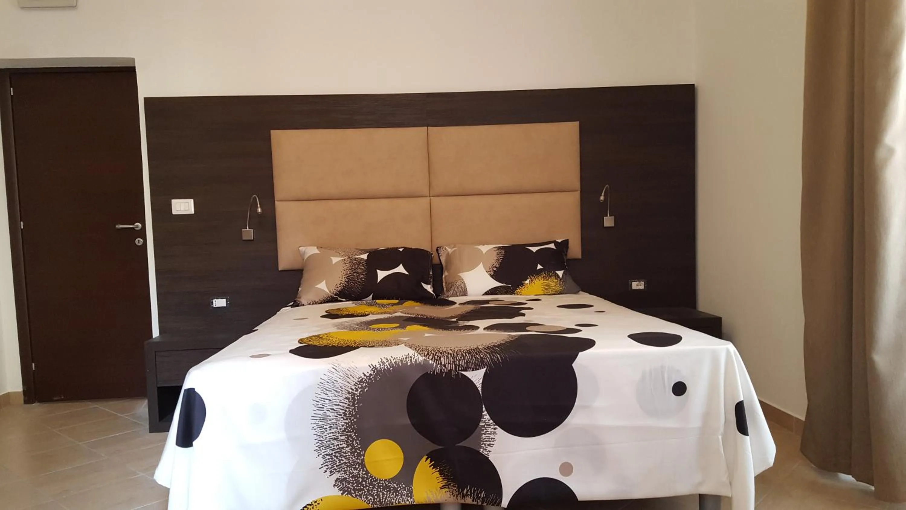 Bedroom, Bed in Una Finestra su Monti