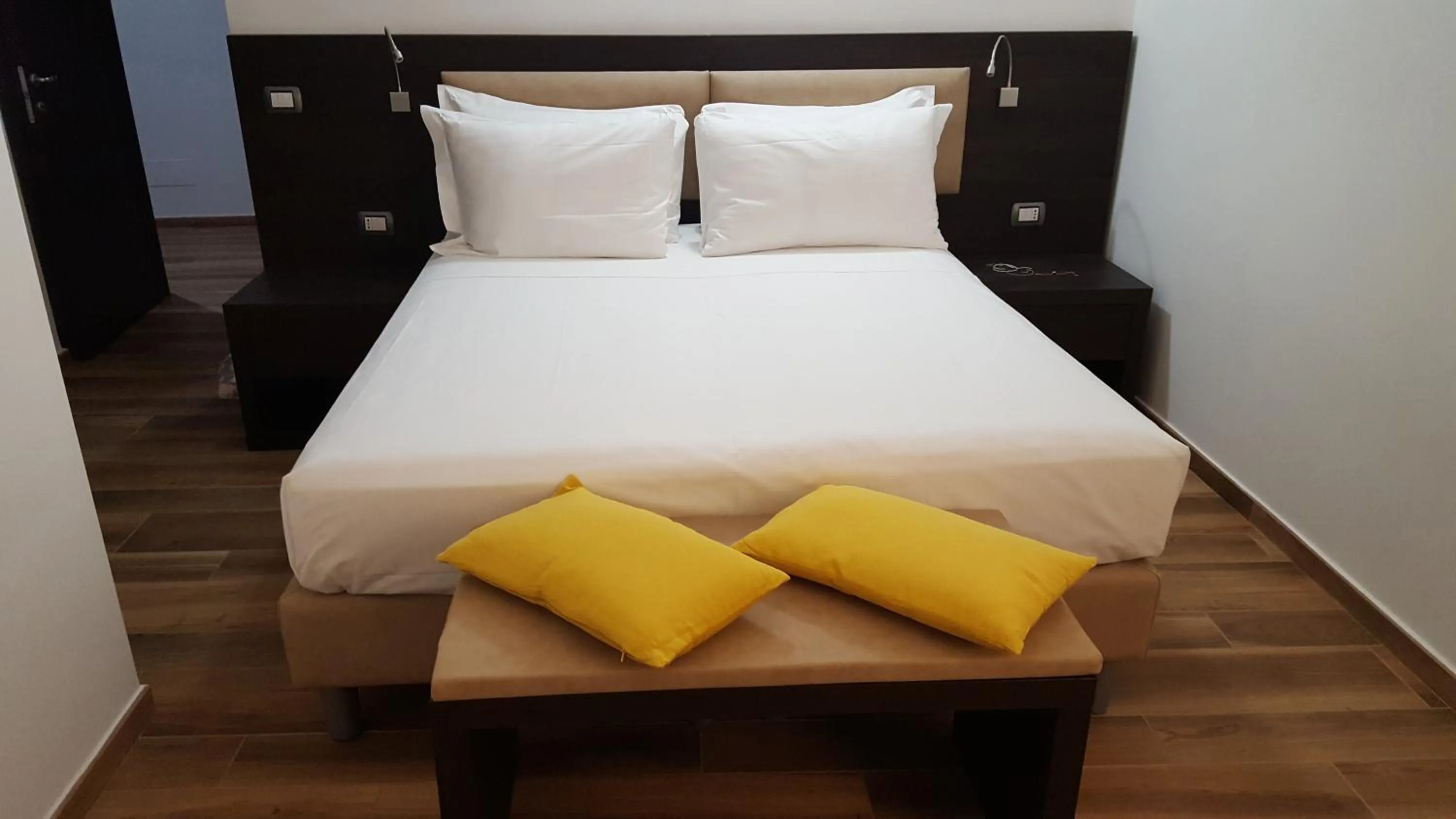 Bedroom, Bed in Una Finestra su Monti