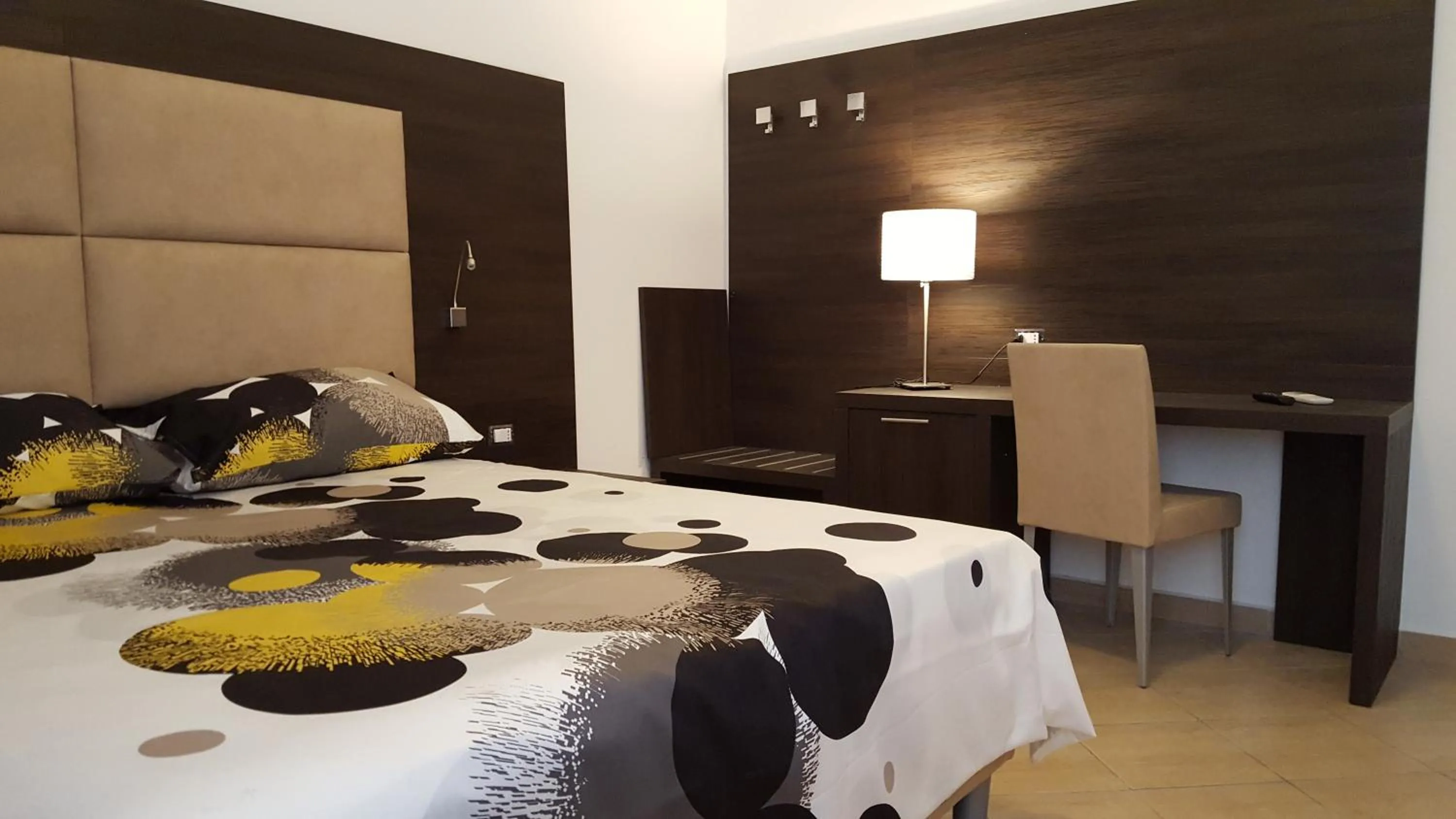 Bedroom, Bed in Una Finestra su Monti