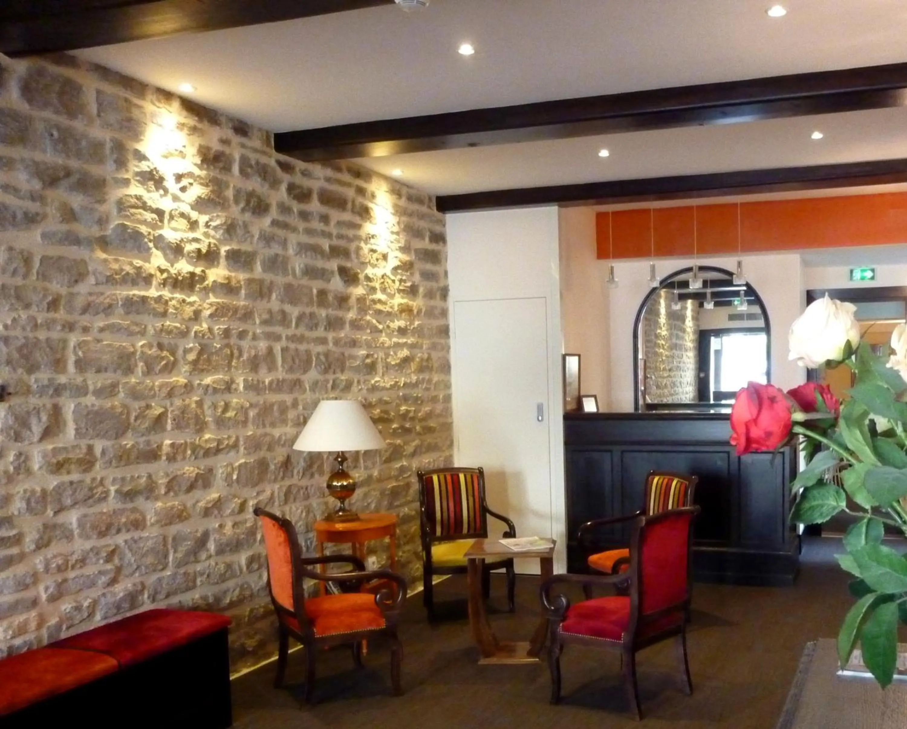 Lobby or reception in Hôtel Montchapet Dijon Centre