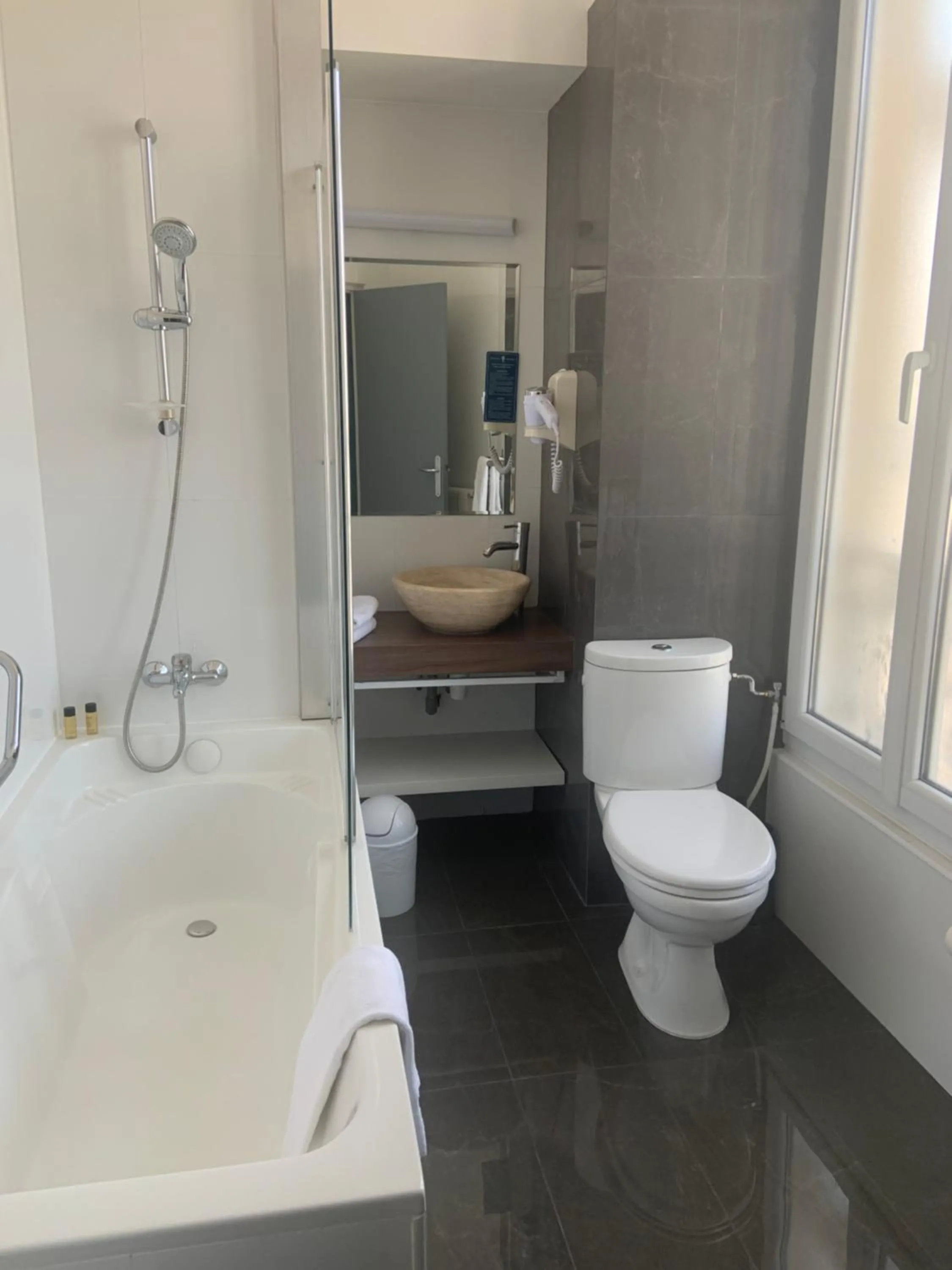 Bathroom in Hotel Amiraute