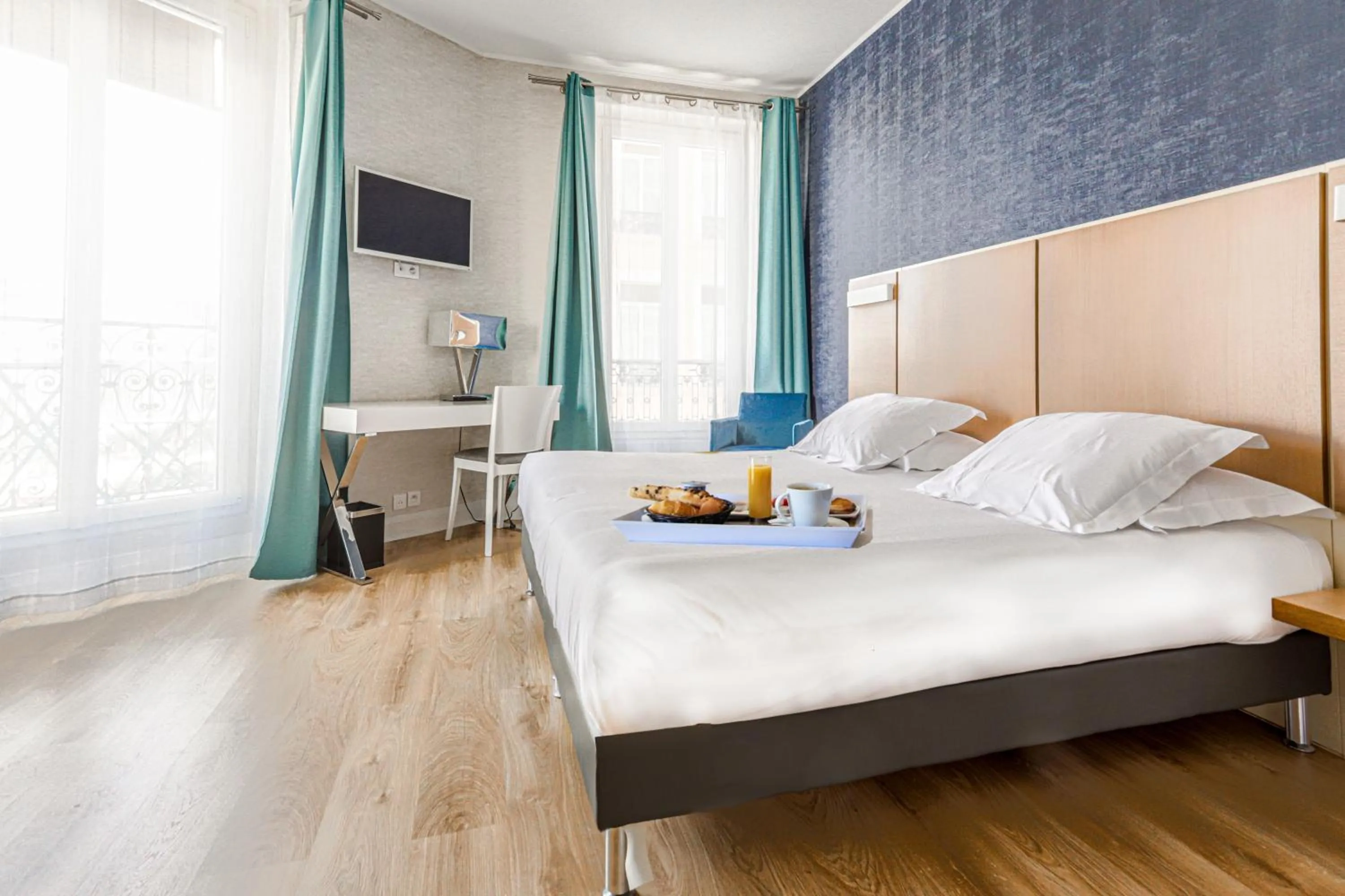 Property building, Bed in Hotel Amiraute