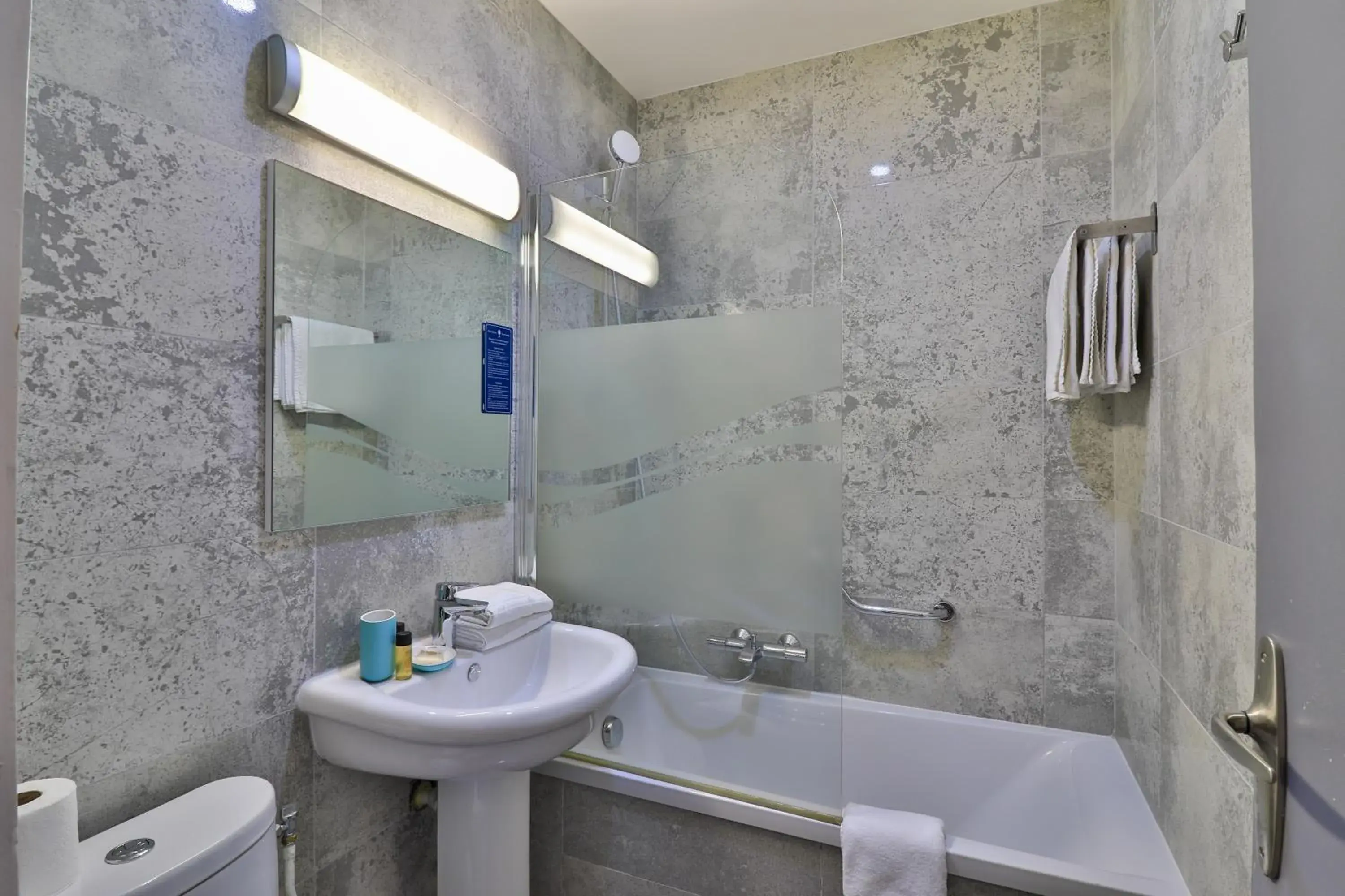 Double standard room with balcony in Hotel Amiraute Double standard room with balcony in Hotel Amiraute