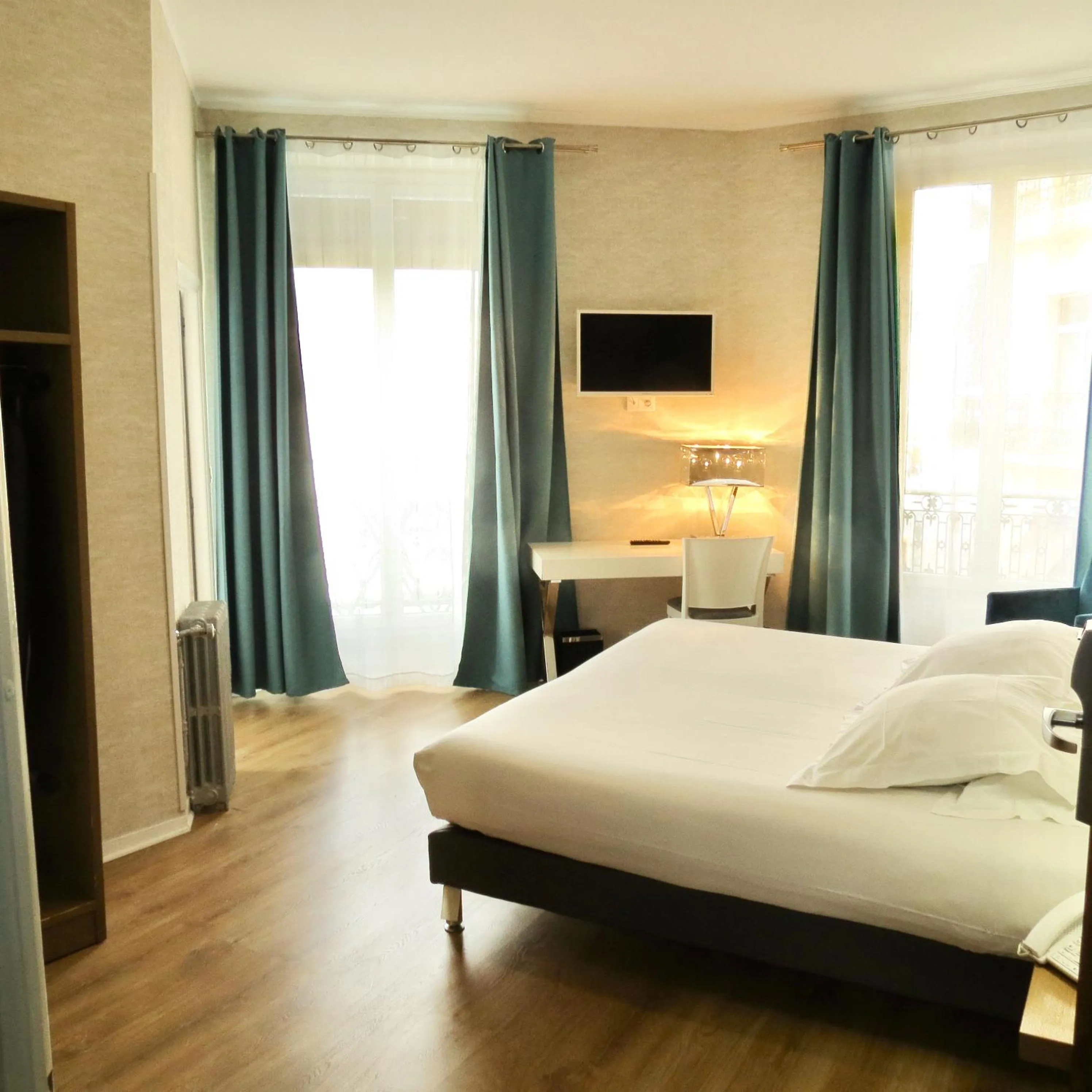 Photo of the whole room, Bed in Hotel Amiraute