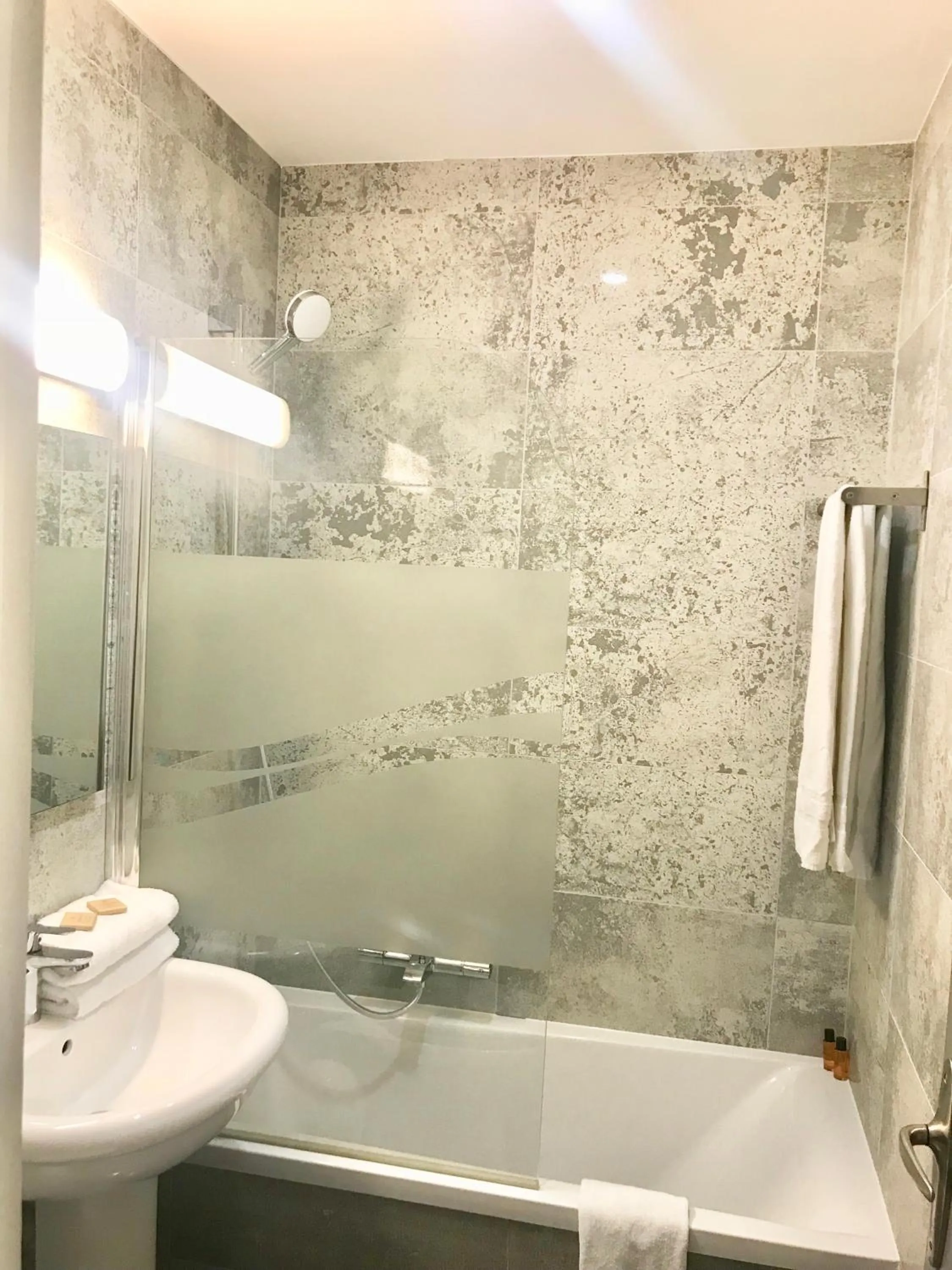 Bathroom in Hotel Amiraute