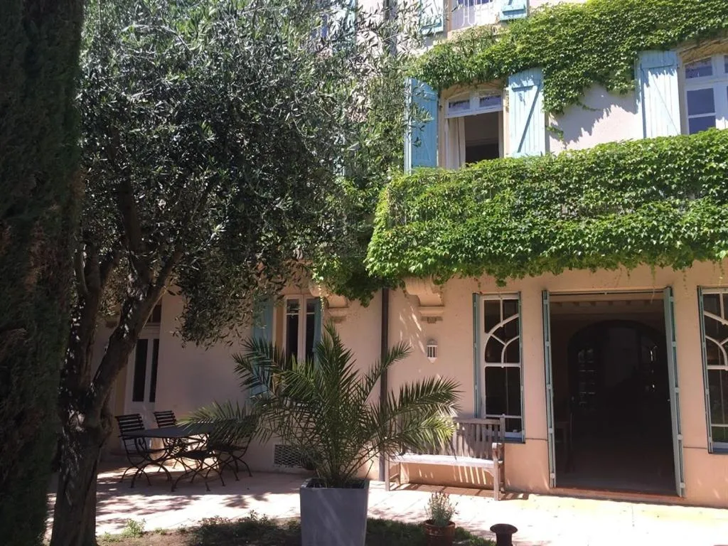 Property building in Le Jardin d'Homps