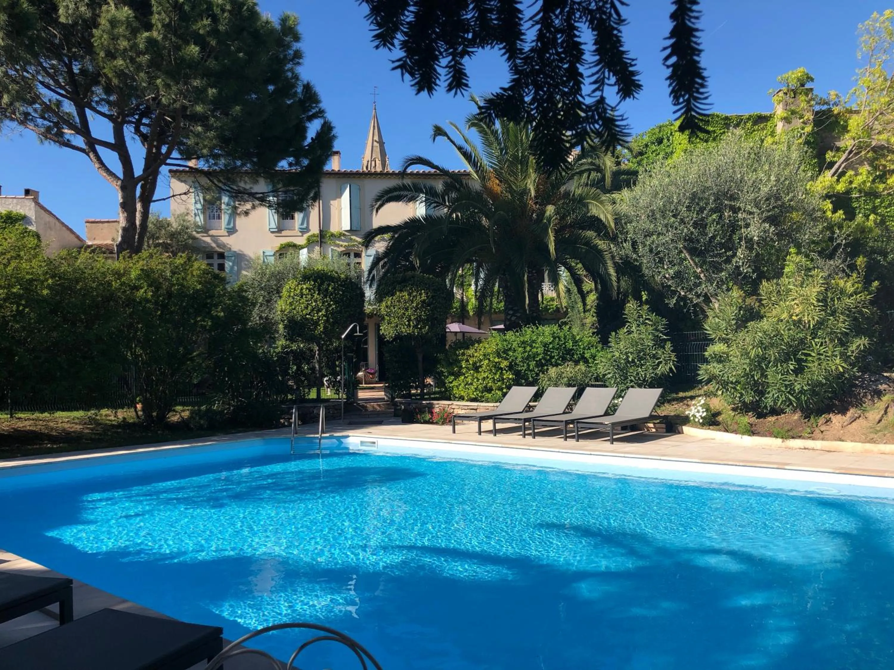 Pool view in Le Jardin d'Homps