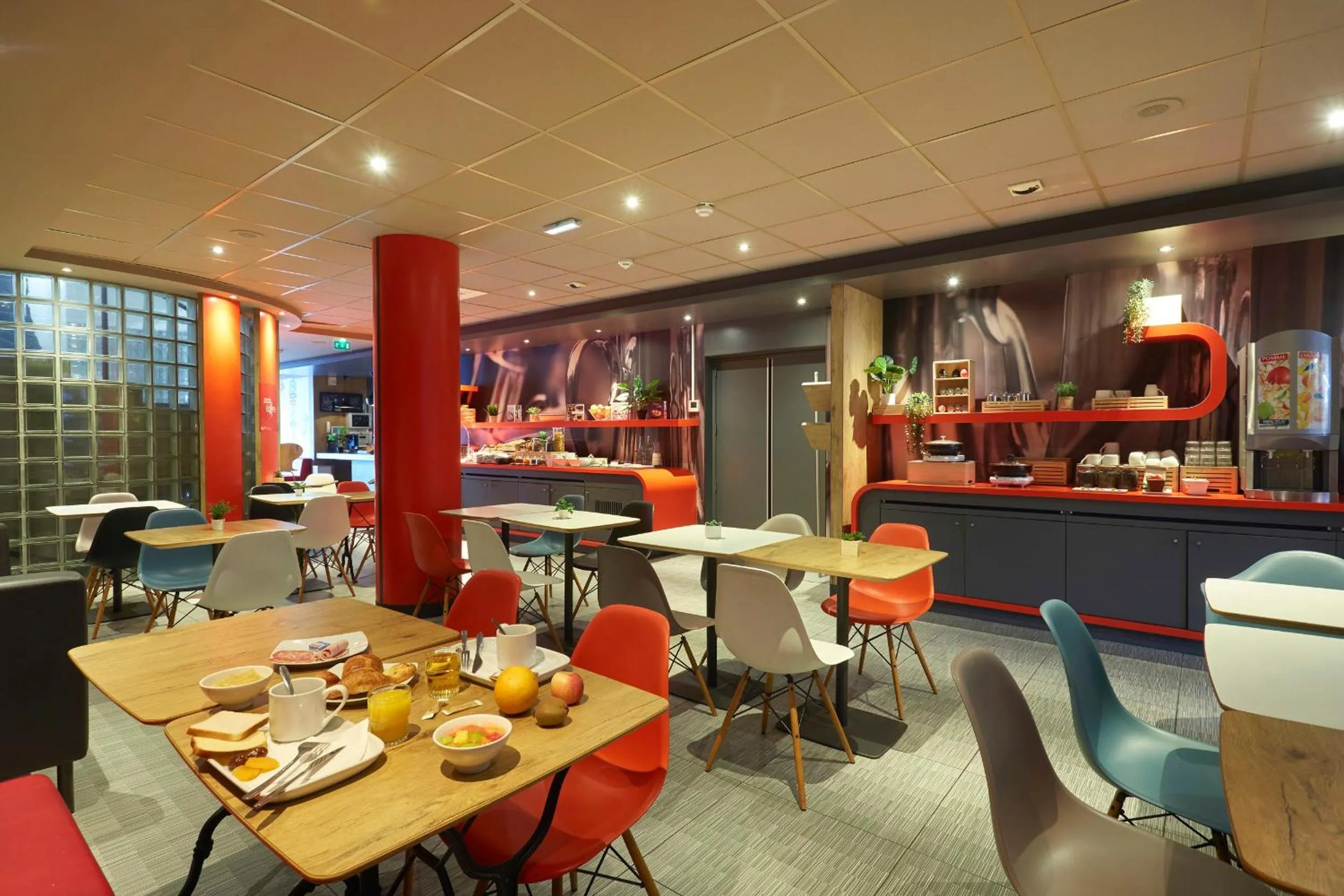 Restaurant/places to eat in ibis Lorient Centre Gare