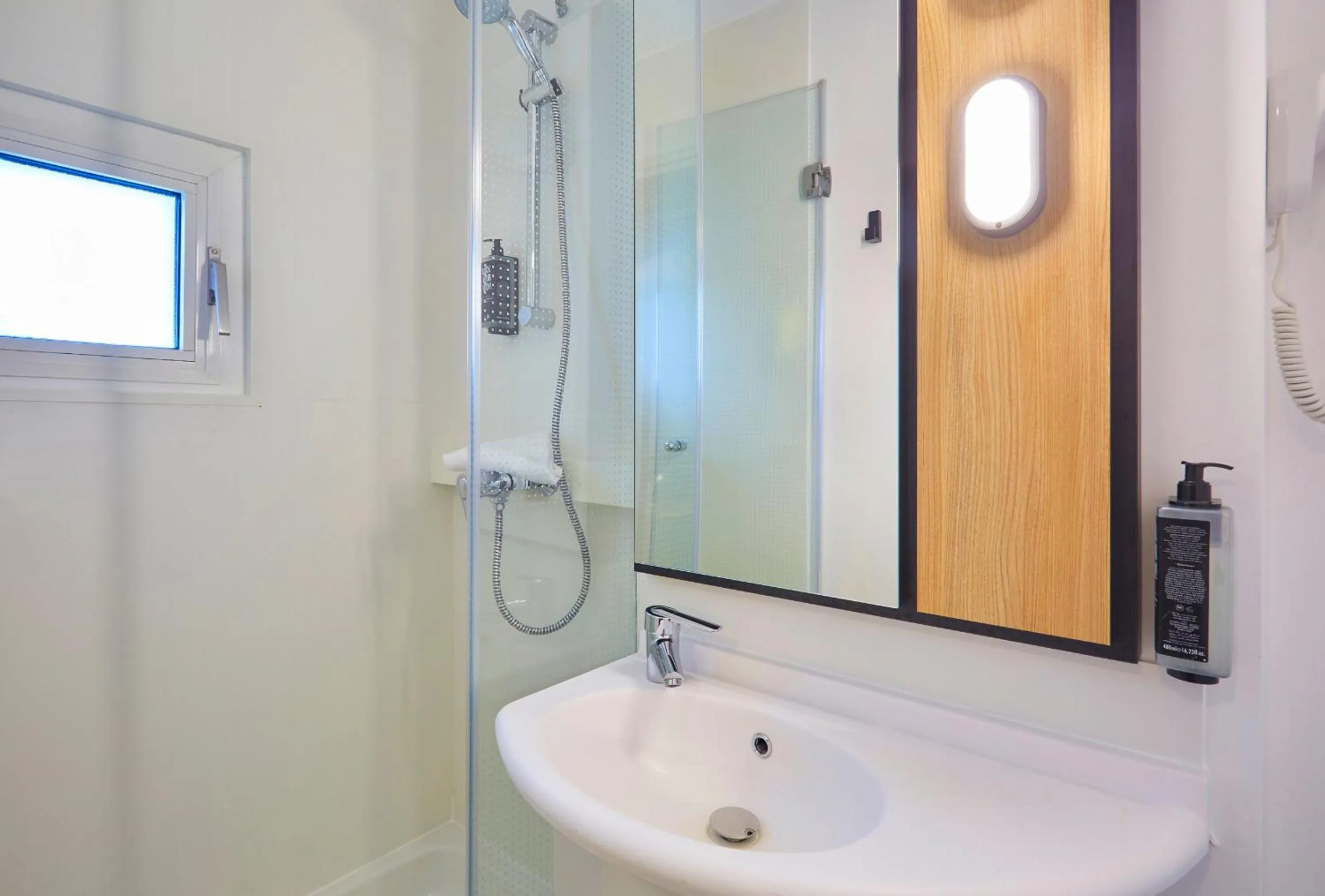 Shower in ibis Lorient Centre Gare