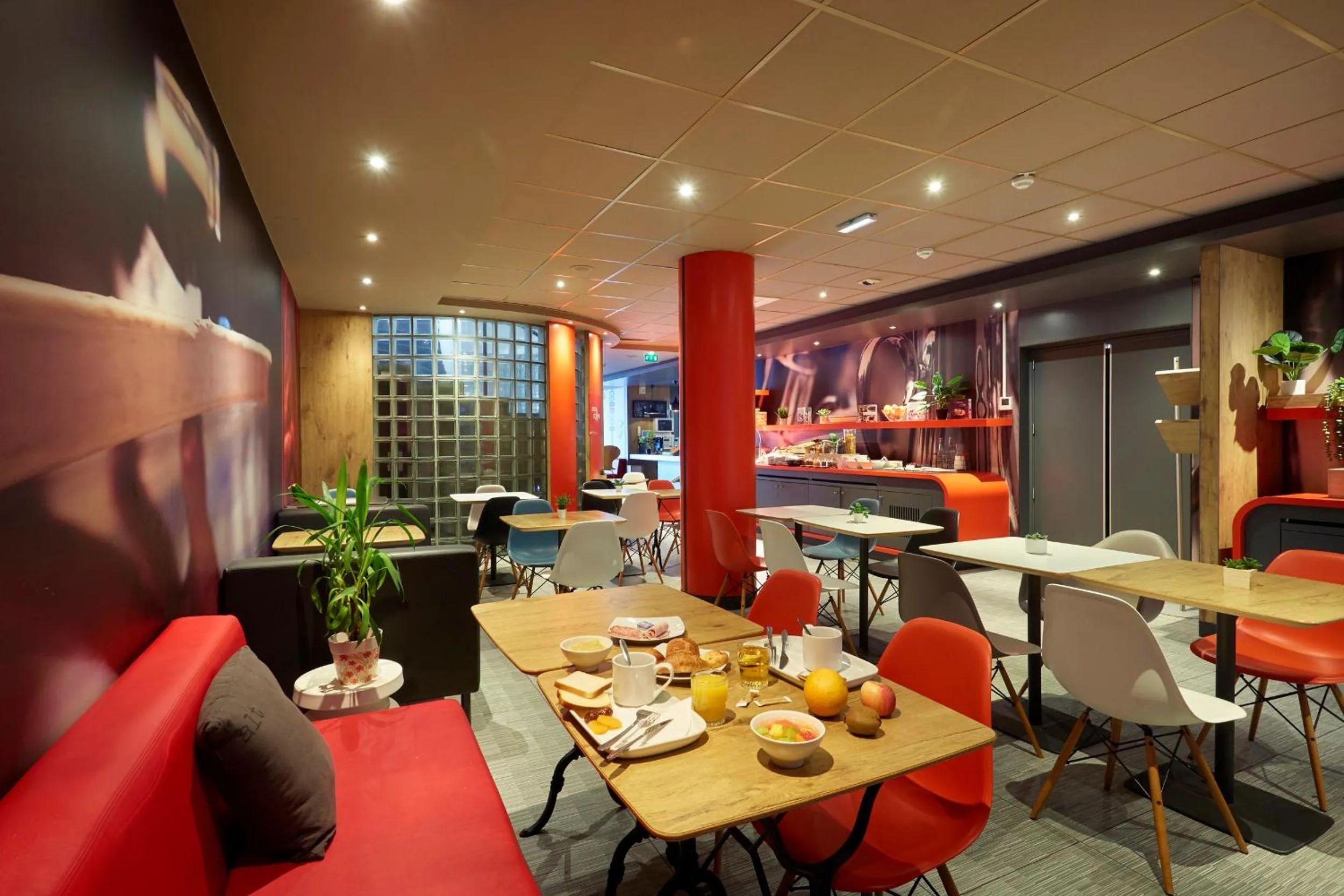 Restaurant/places to eat in ibis Lorient Centre Gare