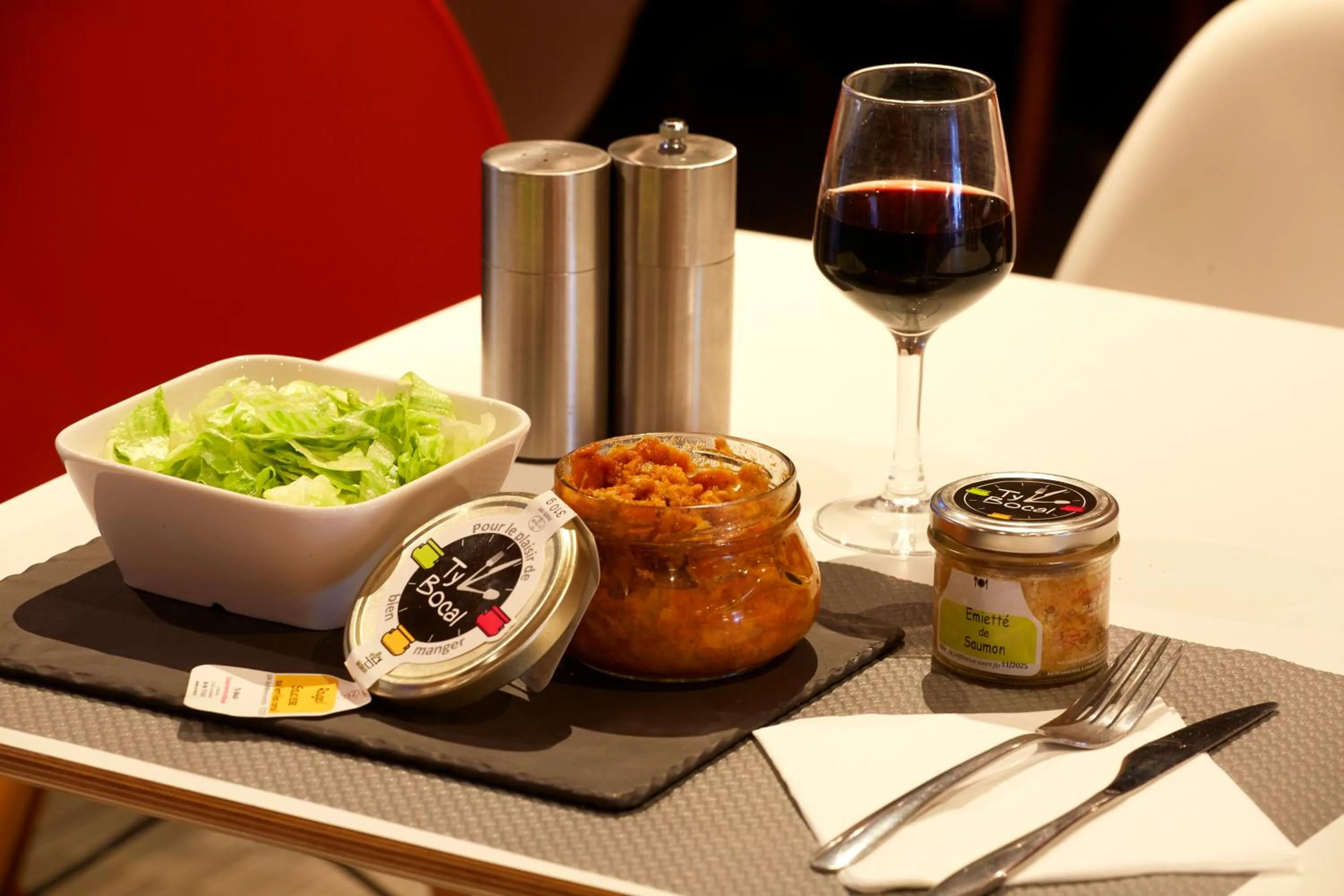 Restaurant/places to eat in ibis Lorient Centre Gare