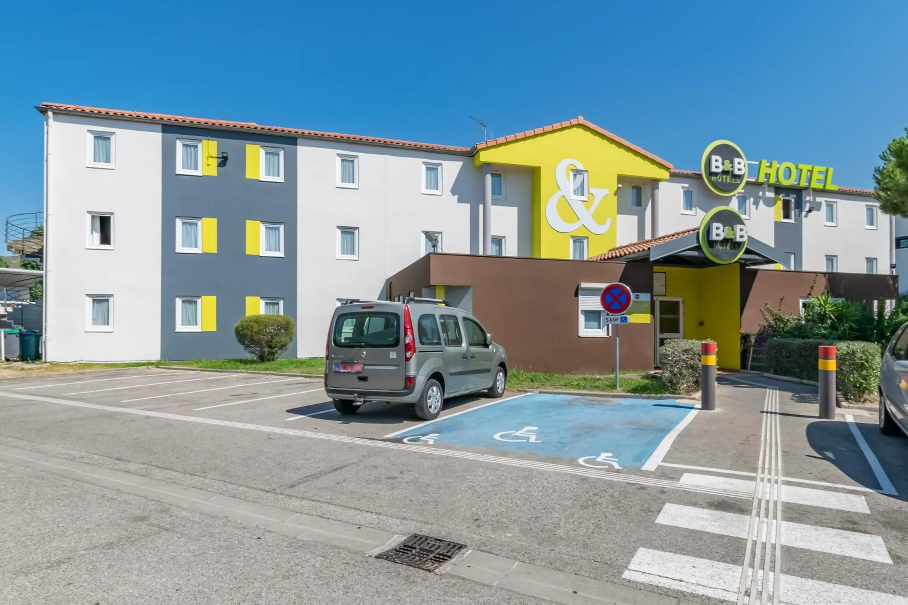 Facade/entrance in B&B HOTEL Marseille Estaque