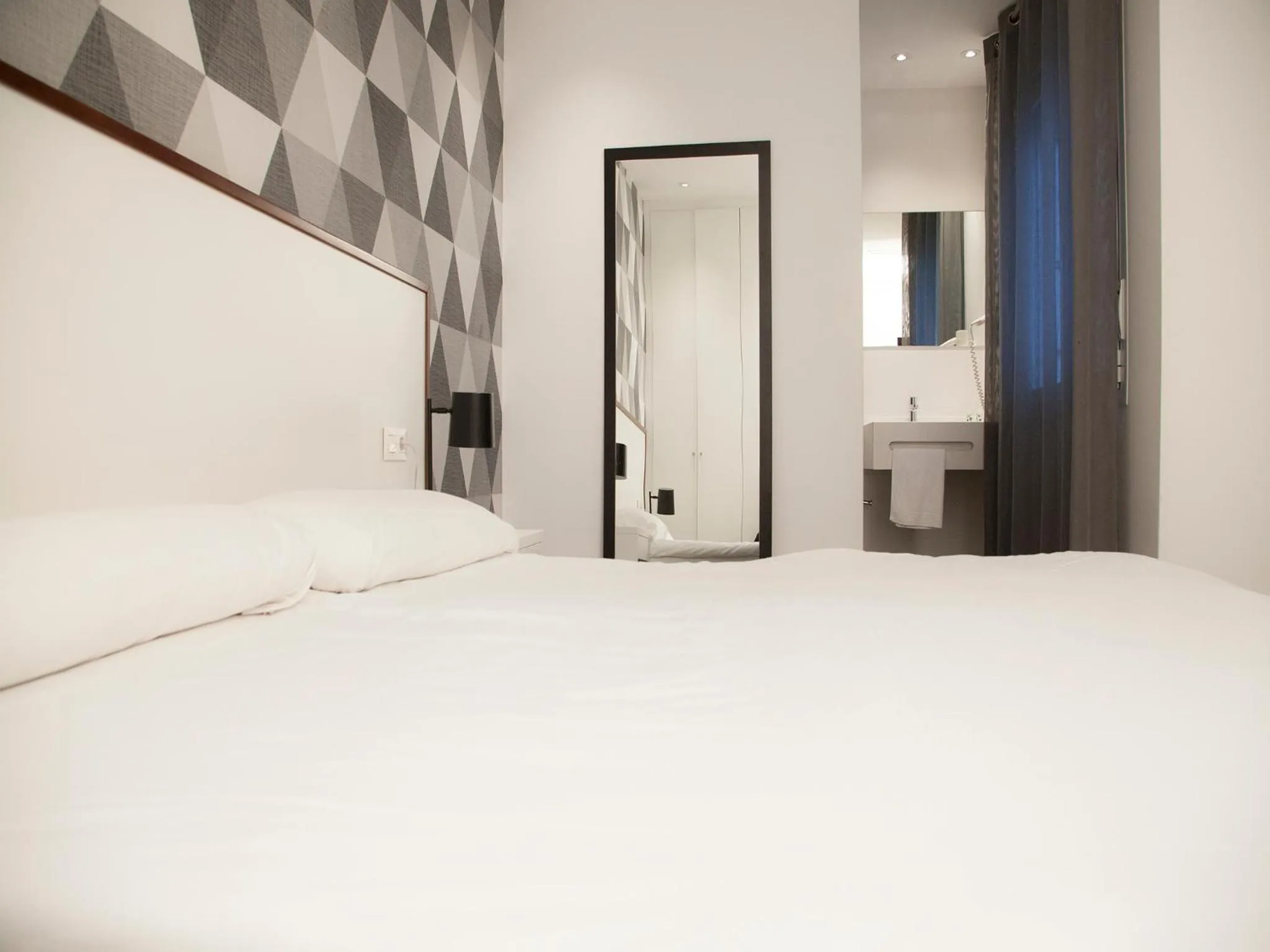 Bathroom, Bed in Flats Friends Soho Suites