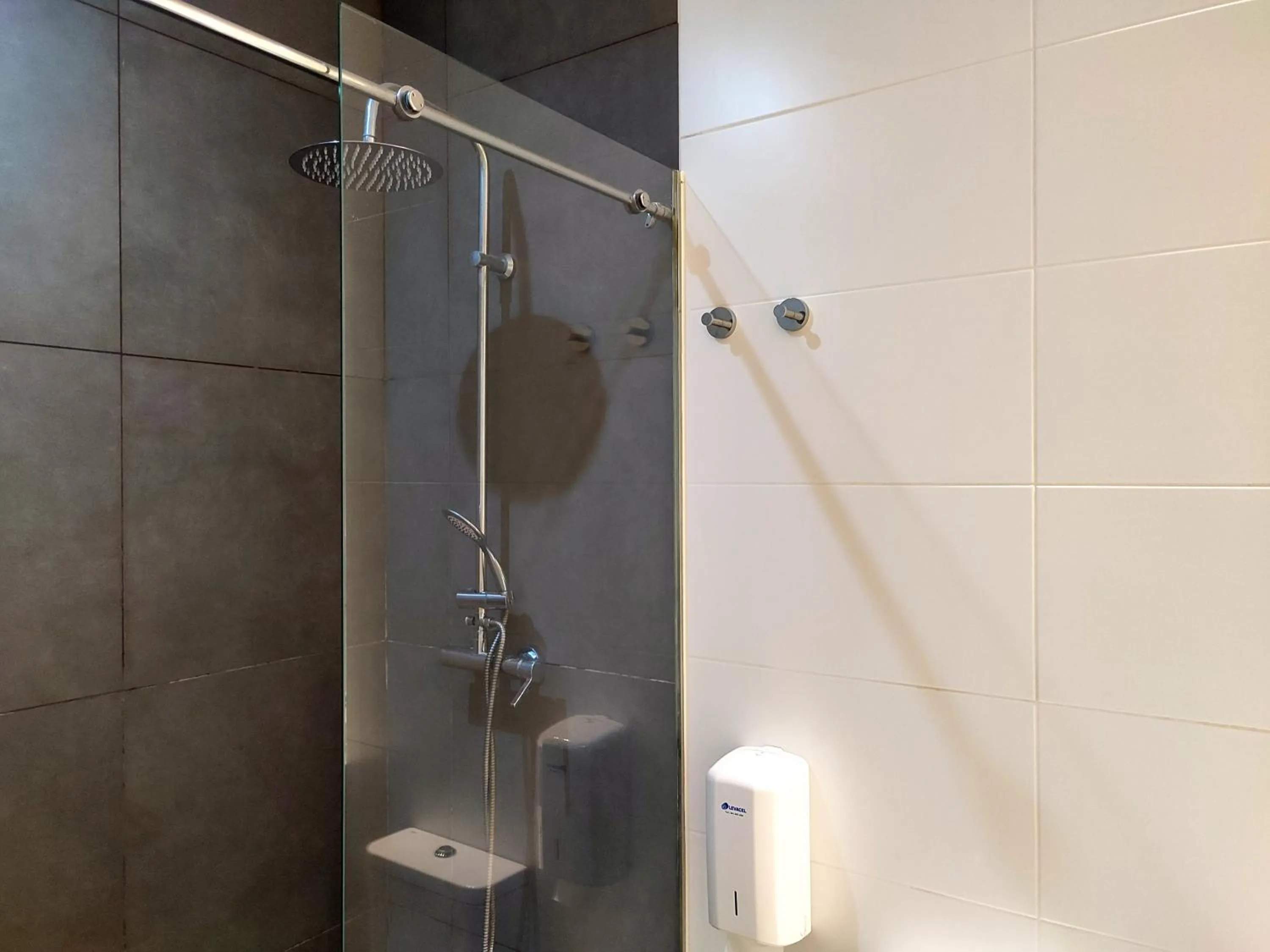 Shower in Flats Friends Soho Suites