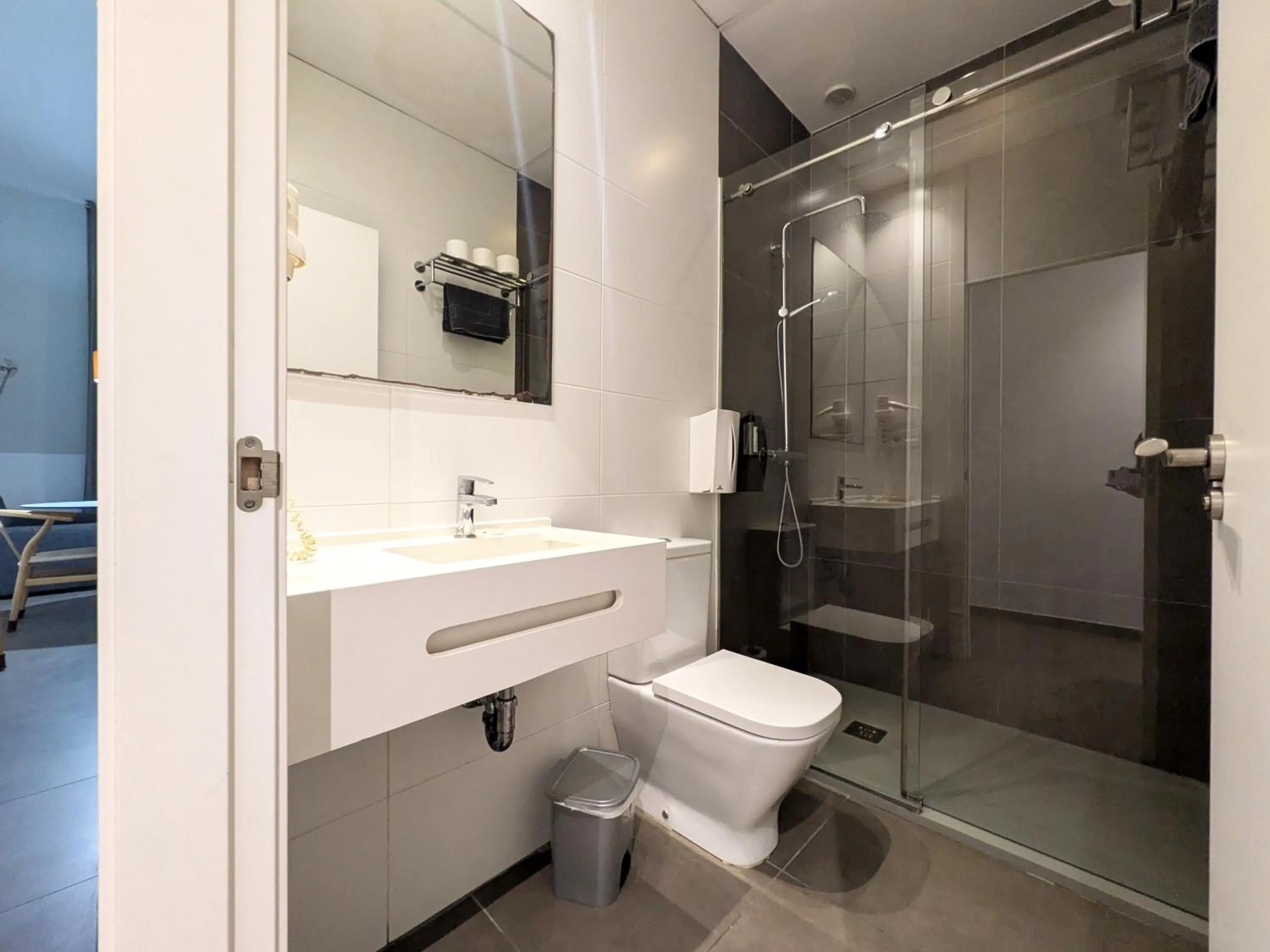 Shower in Flats Friends Soho Suites