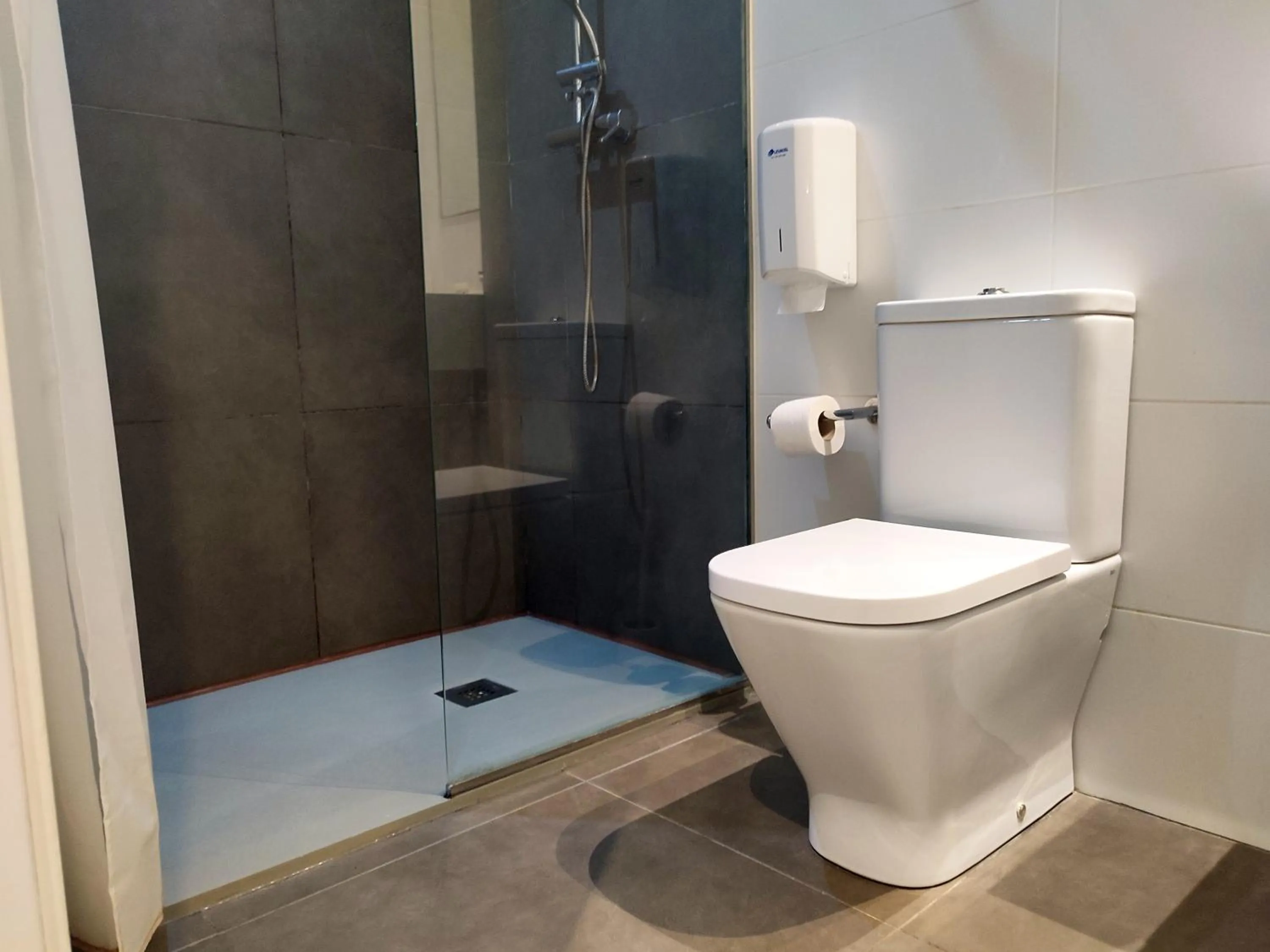 Shower in Flats Friends Soho Suites